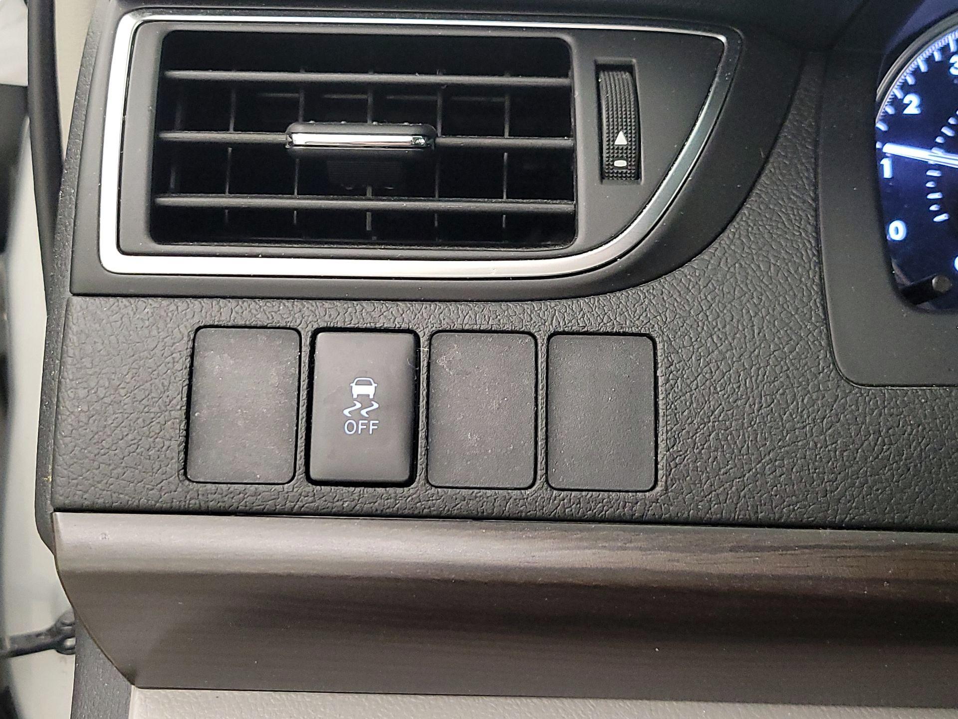 Thumbnail: 2016 Toyota Camry - 13