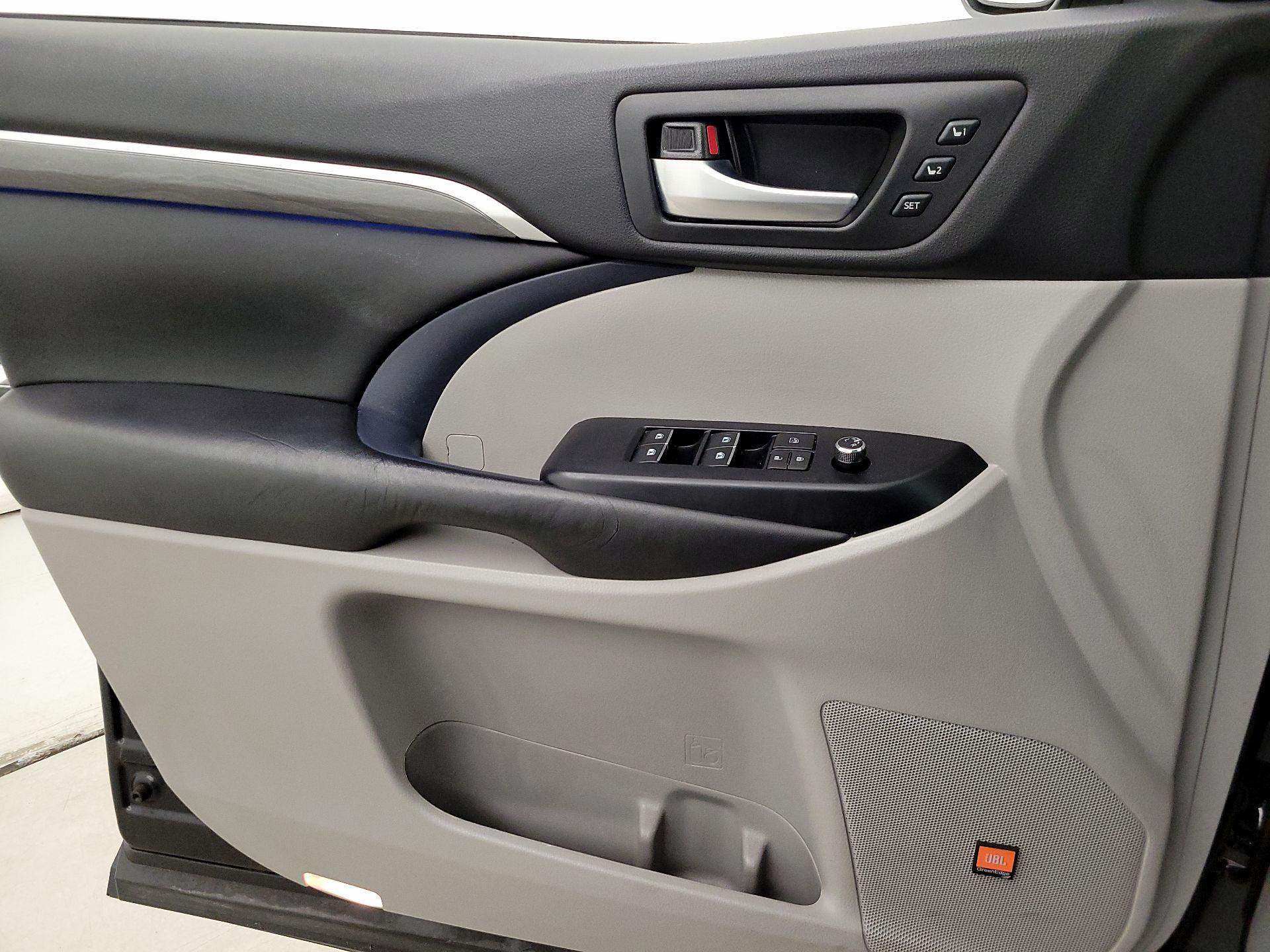 Thumbnail: 2018 Toyota Highlander - 12