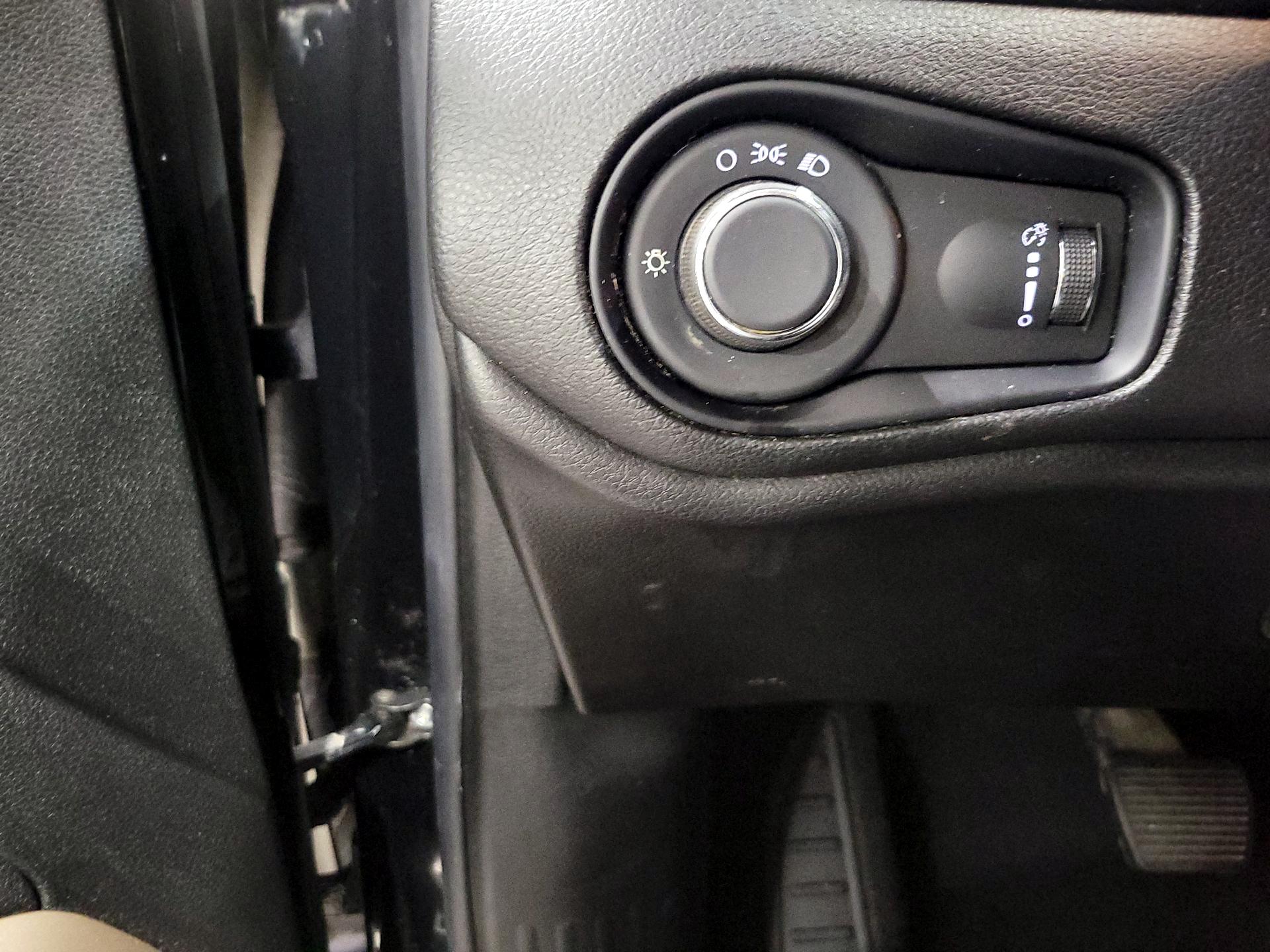 Thumbnail: 2017 Jeep Renegade - 13