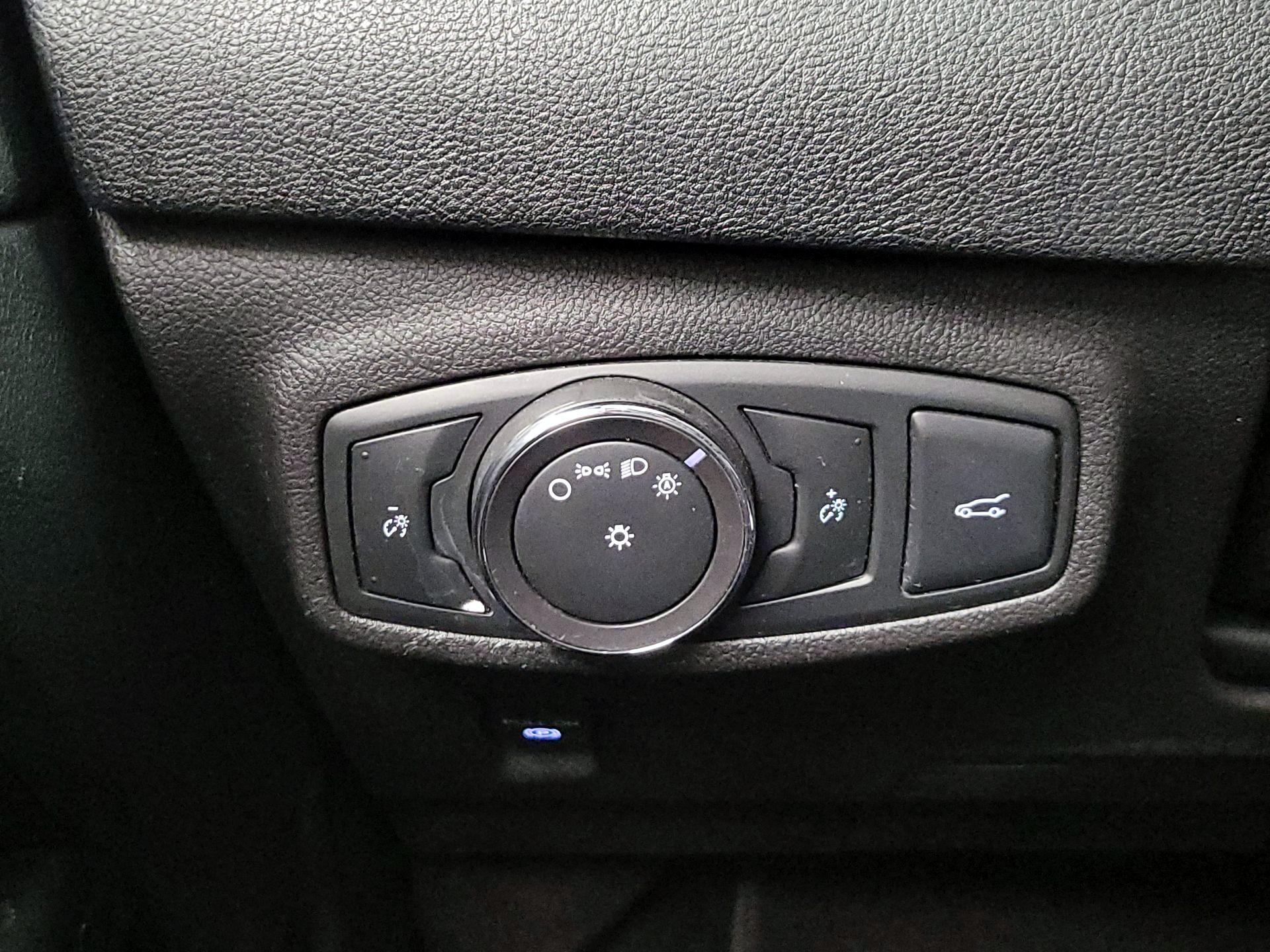 Thumbnail: 2015 Lincoln MKC - 13