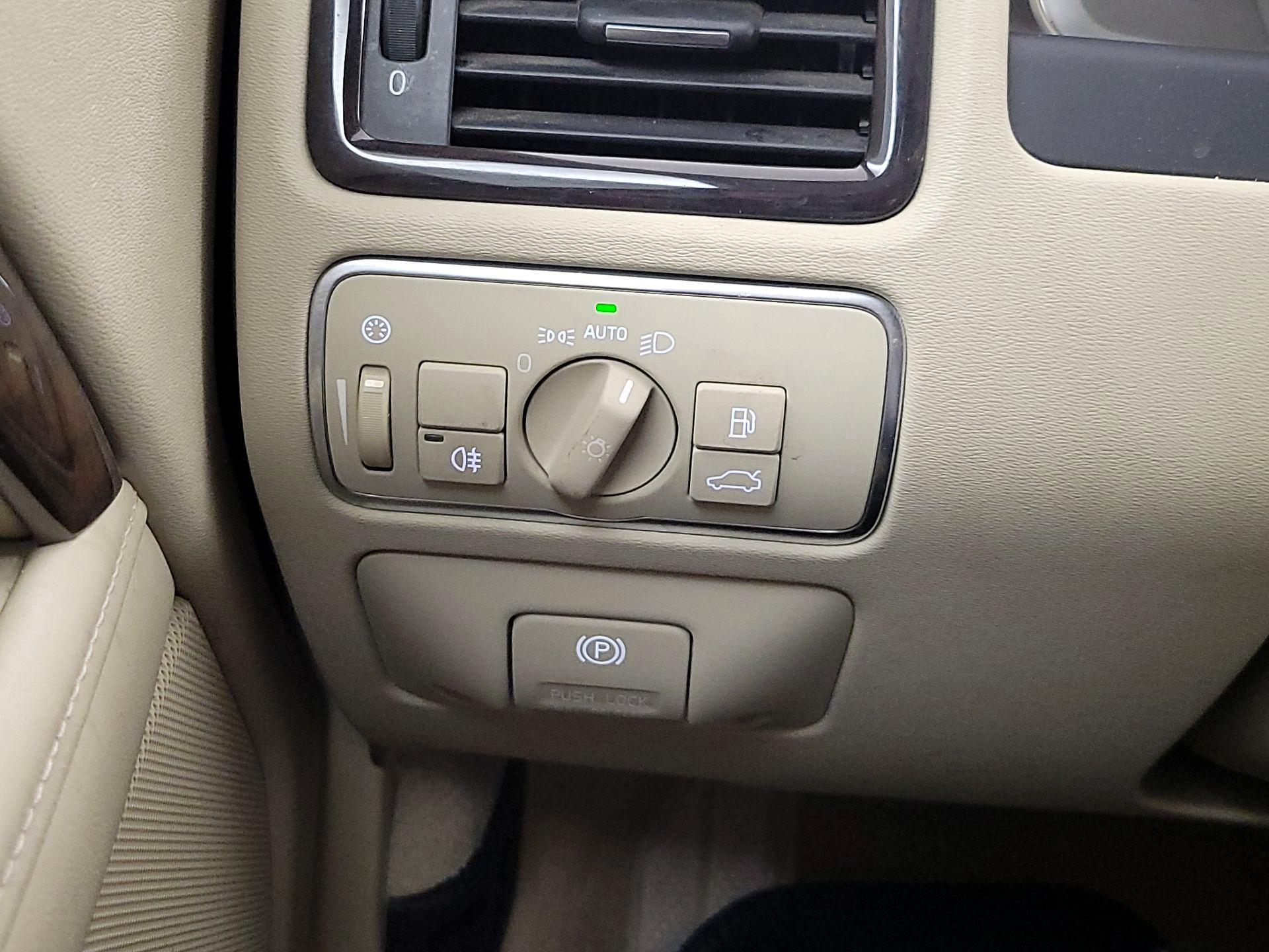 Thumbnail: 2015 Volvo XC70 - 13