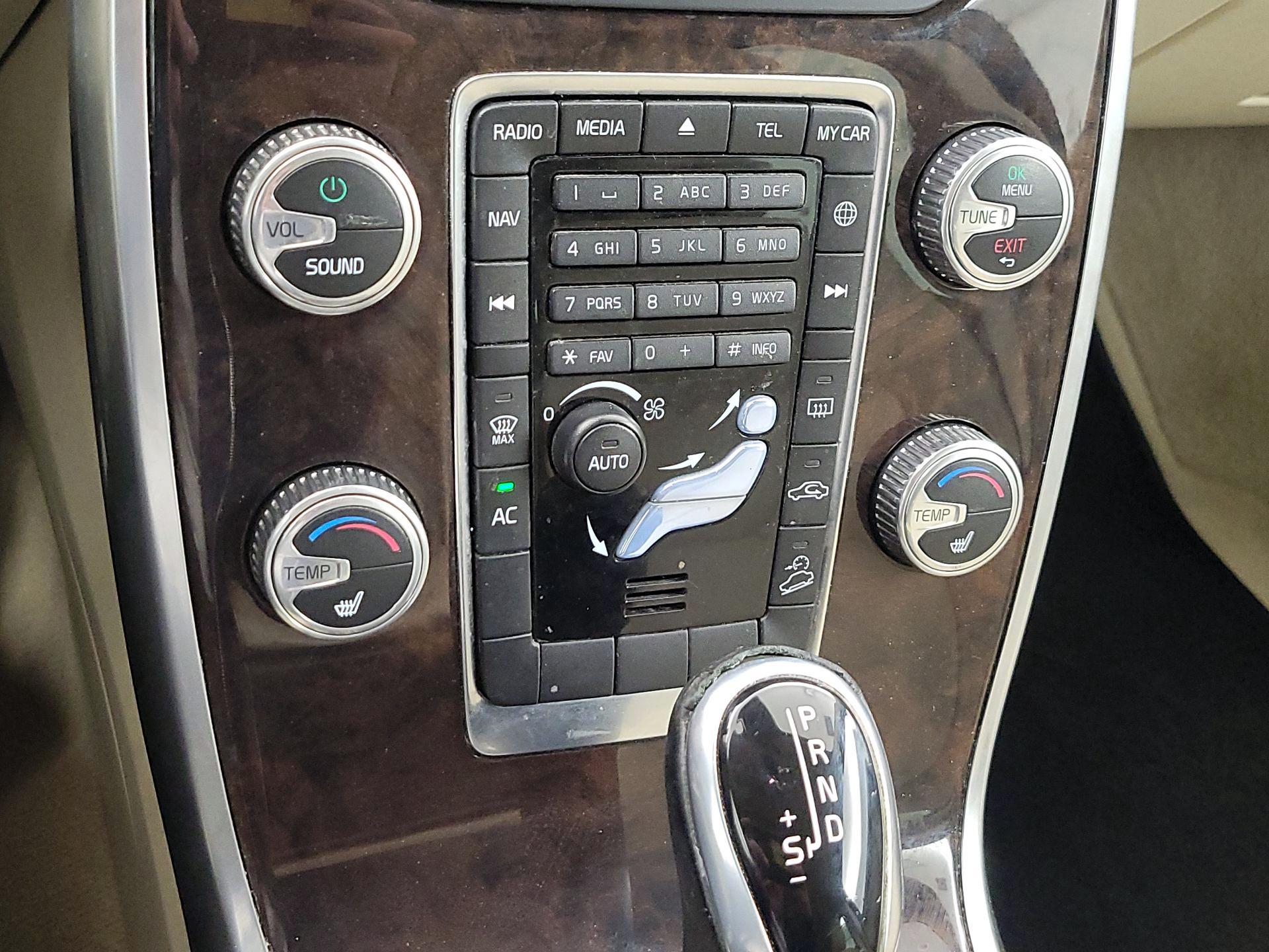 Thumbnail: 2015 Volvo XC70 - 16