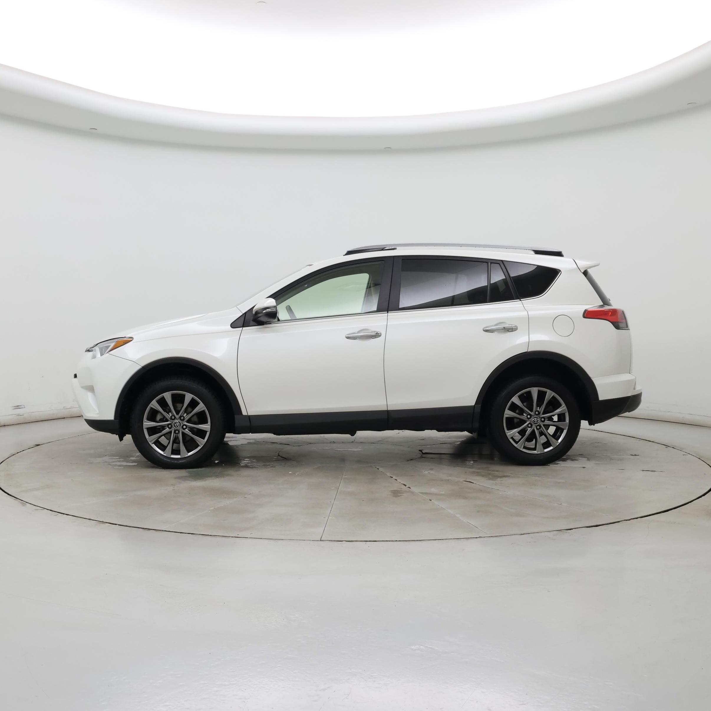 Thumbnail: 2018 Toyota RAV4 - 3