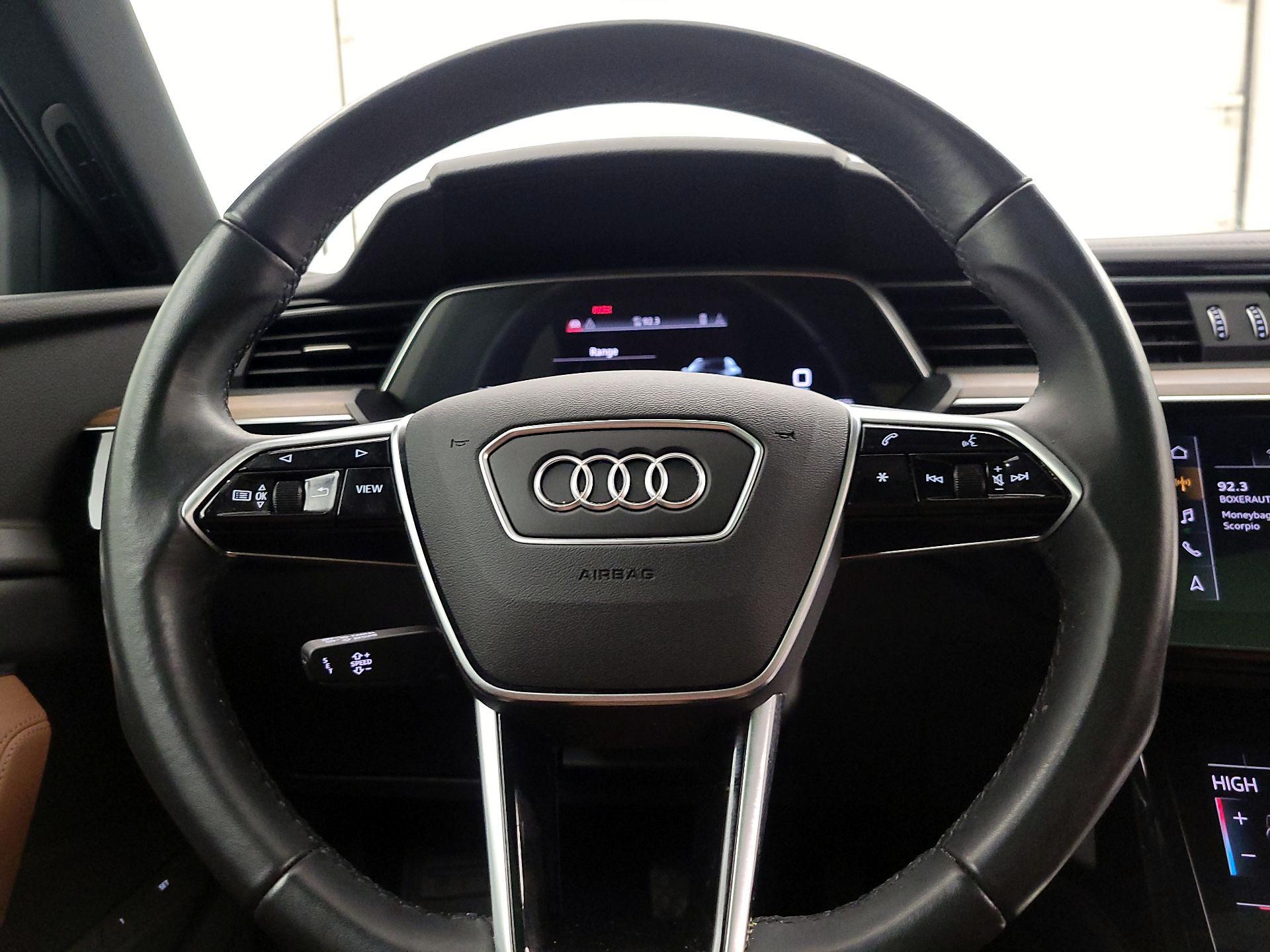 Thumbnail: 2022 Audi e-tron S - 10