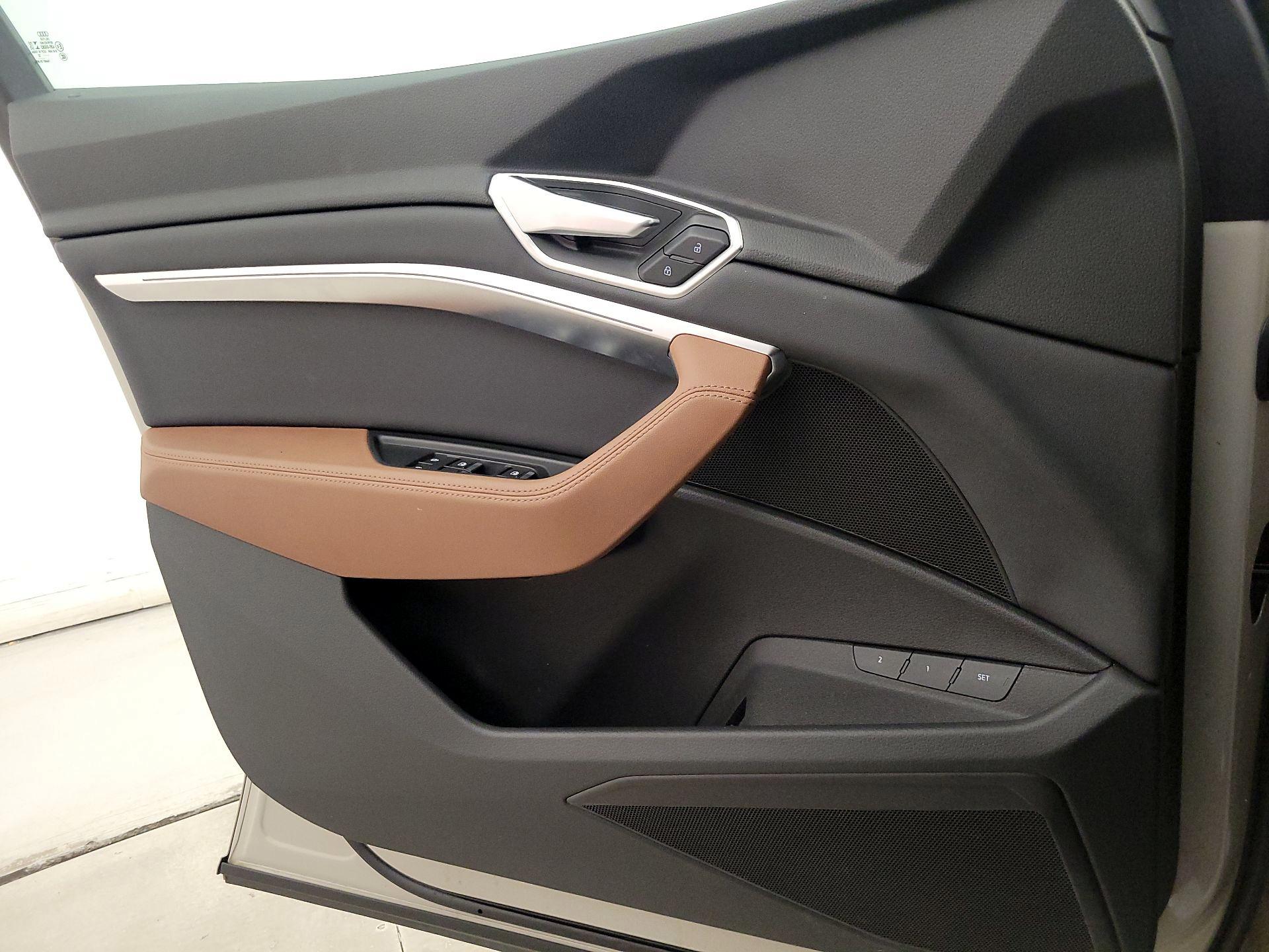 Thumbnail: 2022 Audi e-tron S - 12