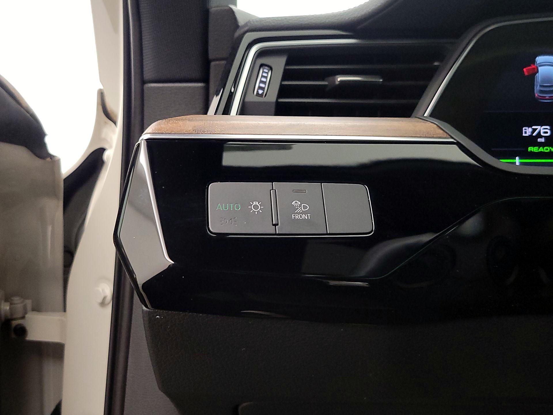 Thumbnail: 2022 Audi e-tron S - 13