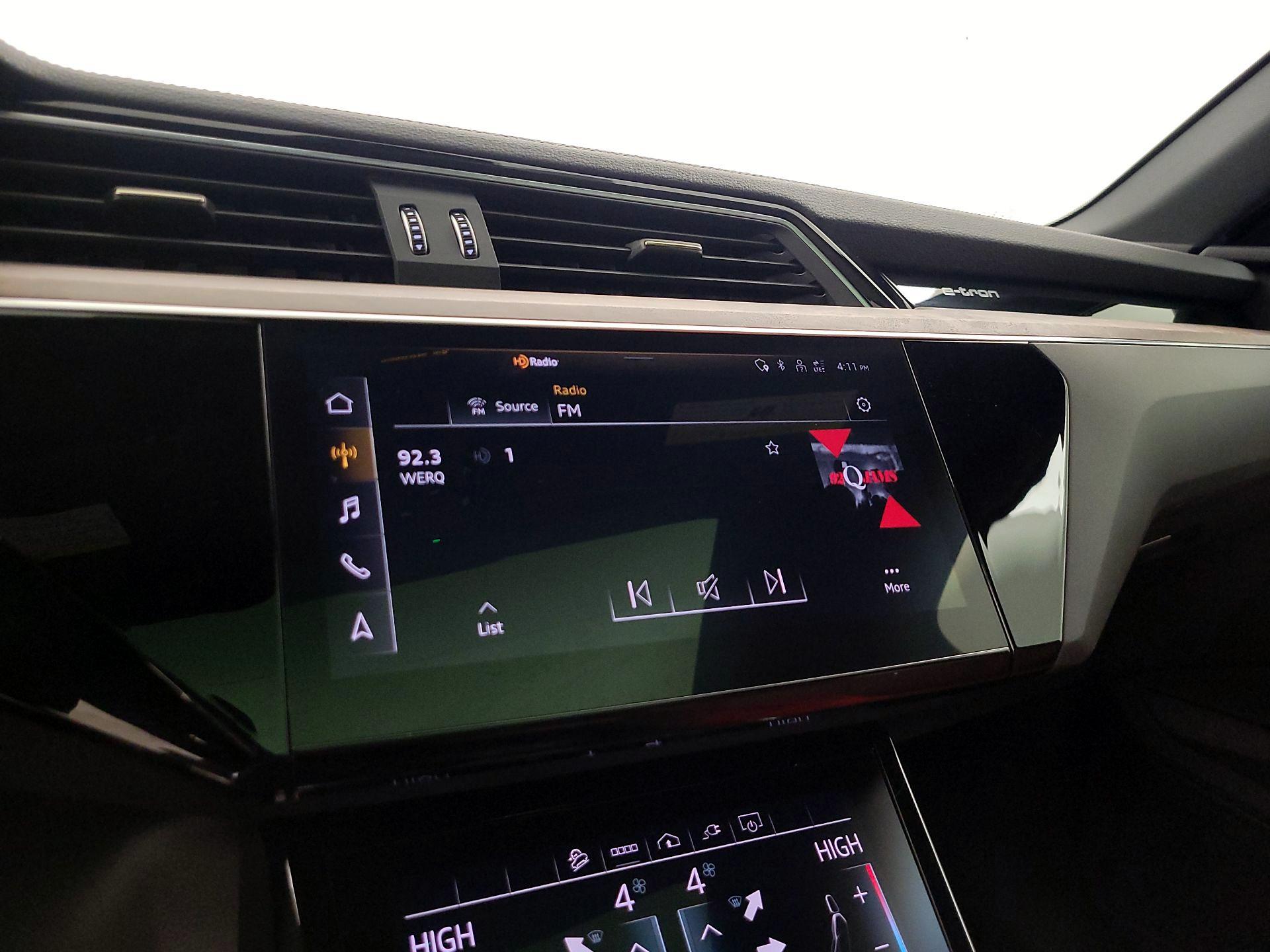 Thumbnail: 2022 Audi e-tron S - 15