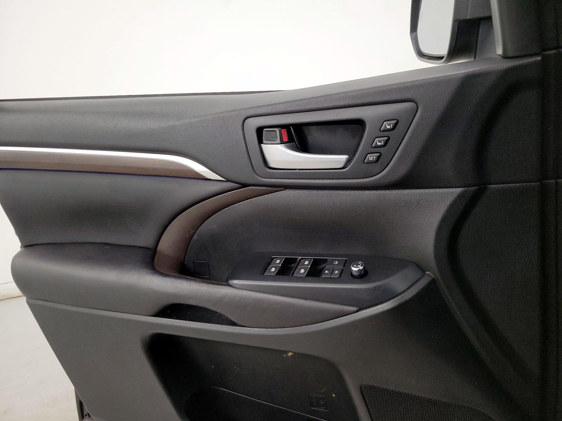 Thumbnail: 2016 Toyota Highlander - 12