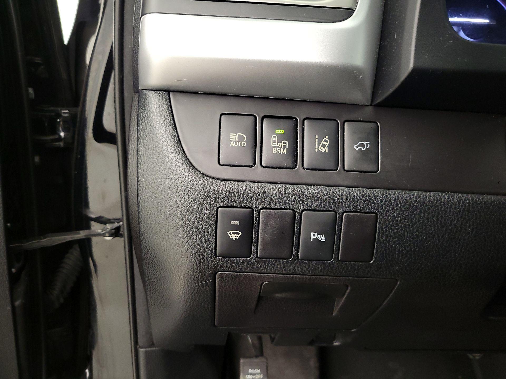 Thumbnail: 2016 Toyota Highlander - 13