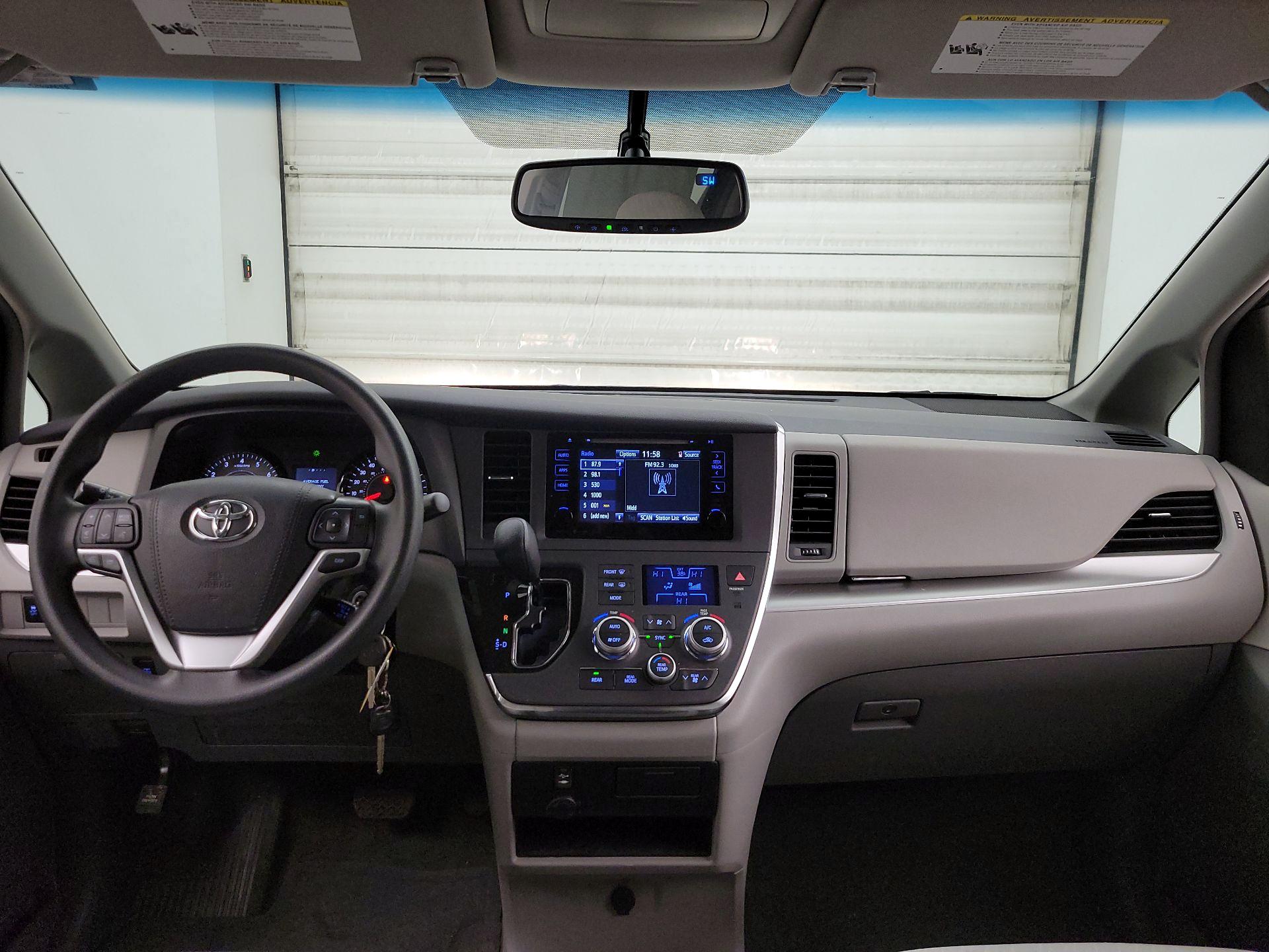 Thumbnail: 2017 Toyota Sienna - 9