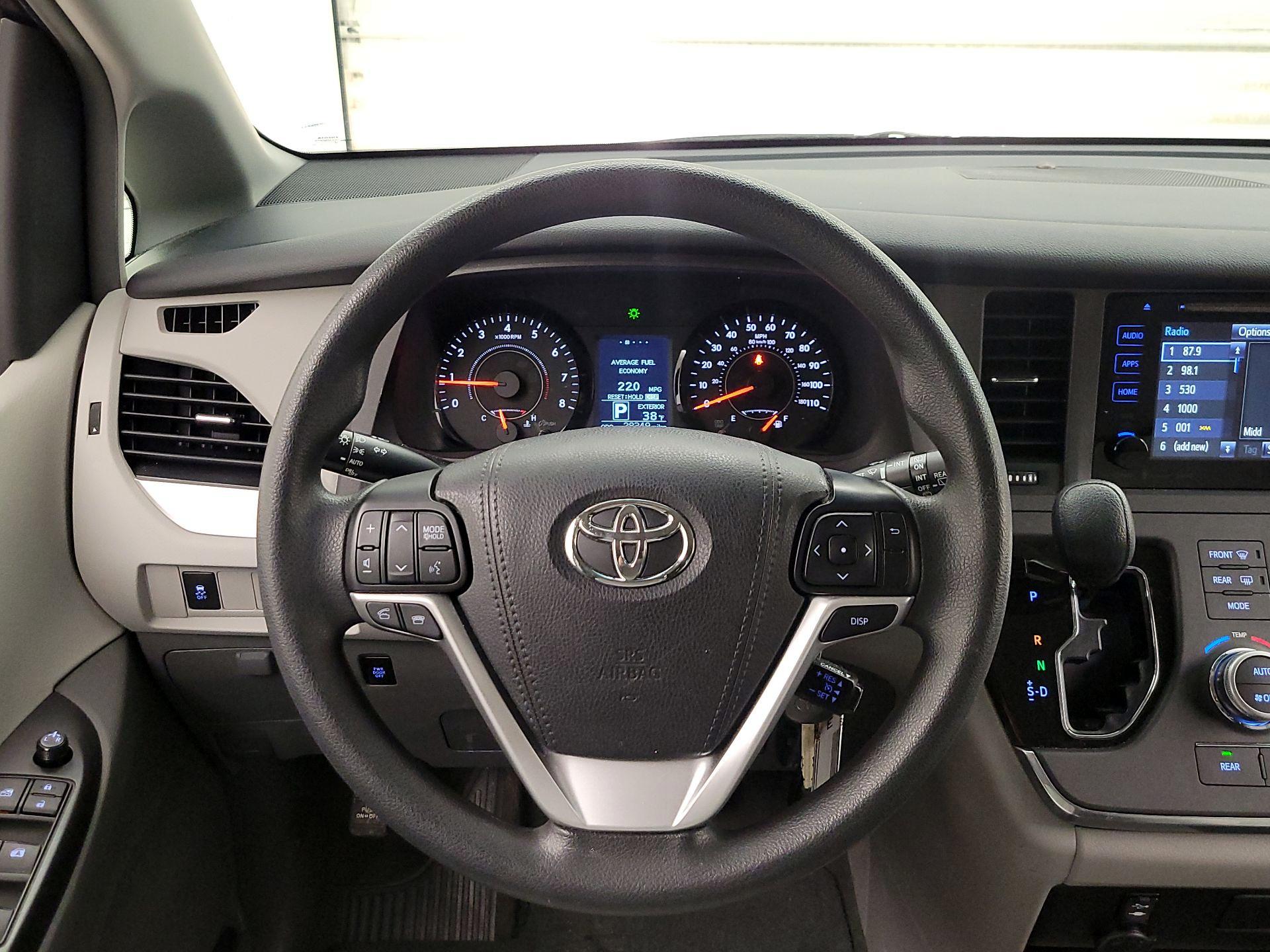 Thumbnail: 2017 Toyota Sienna - 10