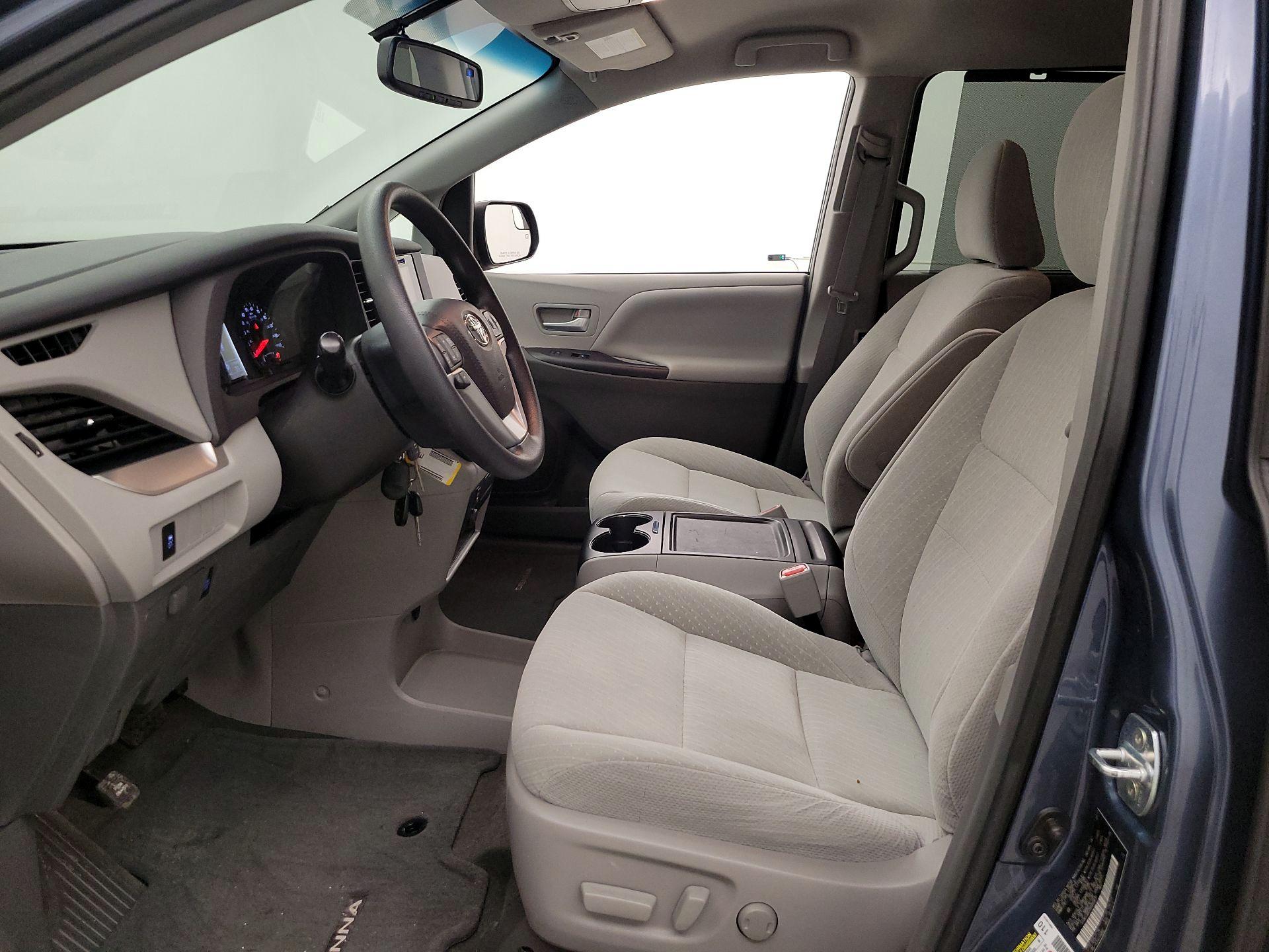 Thumbnail: 2017 Toyota Sienna - 11