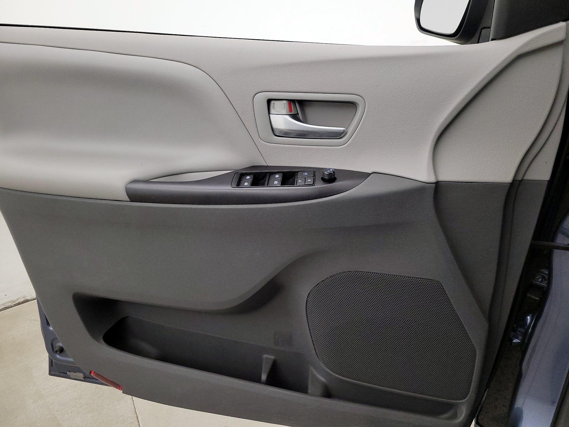 Thumbnail: 2017 Toyota Sienna - 12