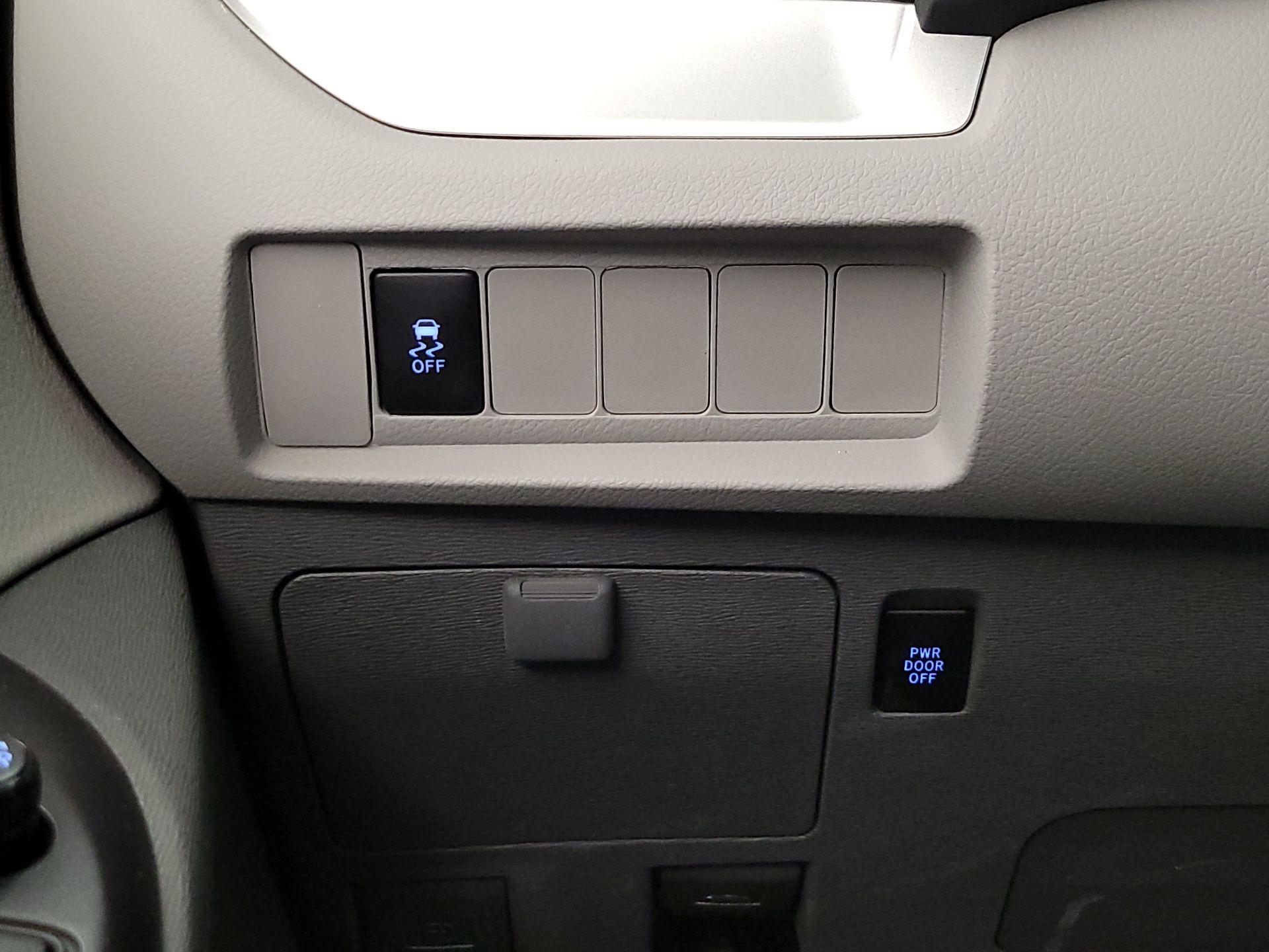 Thumbnail: 2017 Toyota Sienna - 13