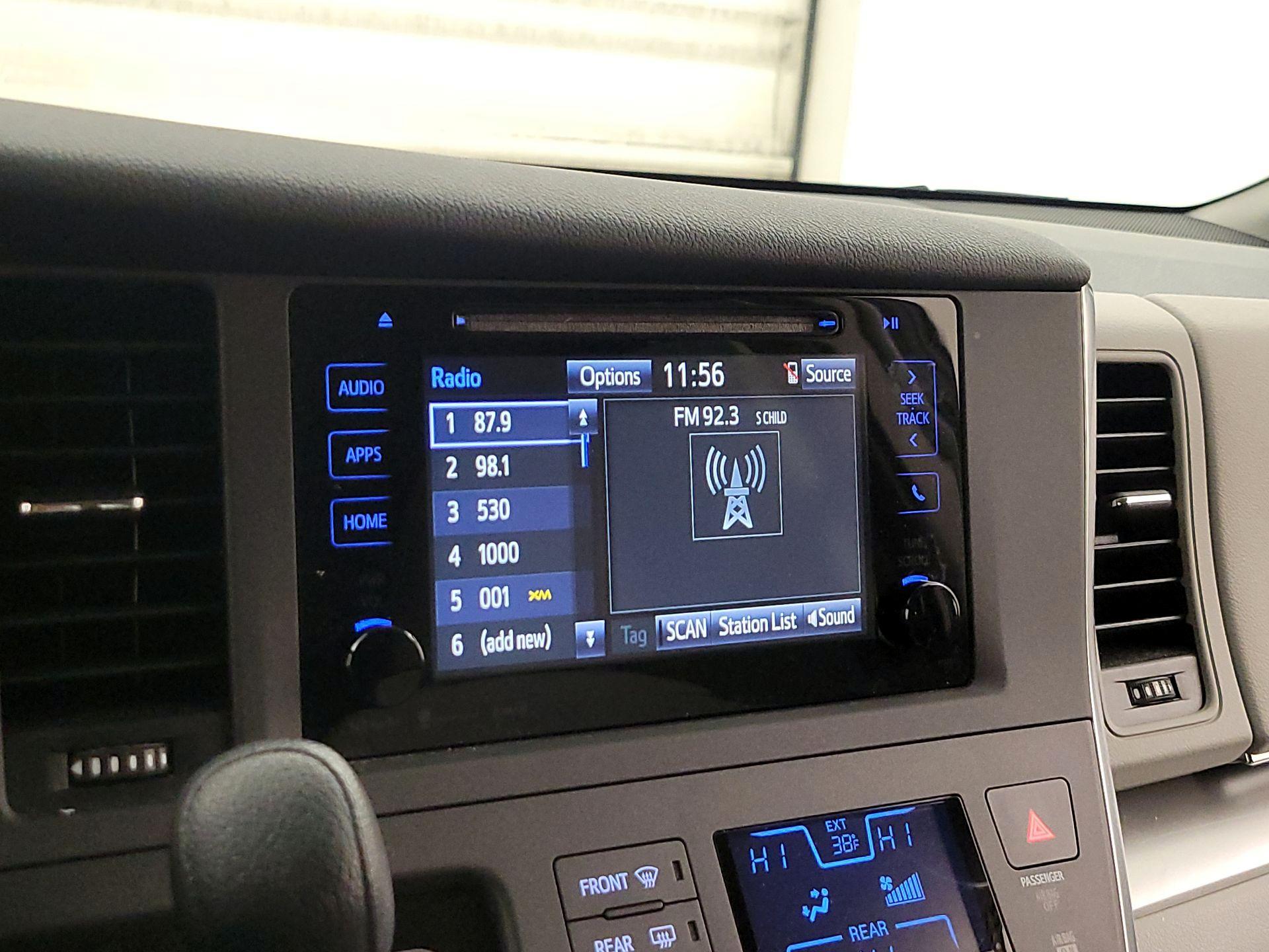 Thumbnail: 2017 Toyota Sienna - 15