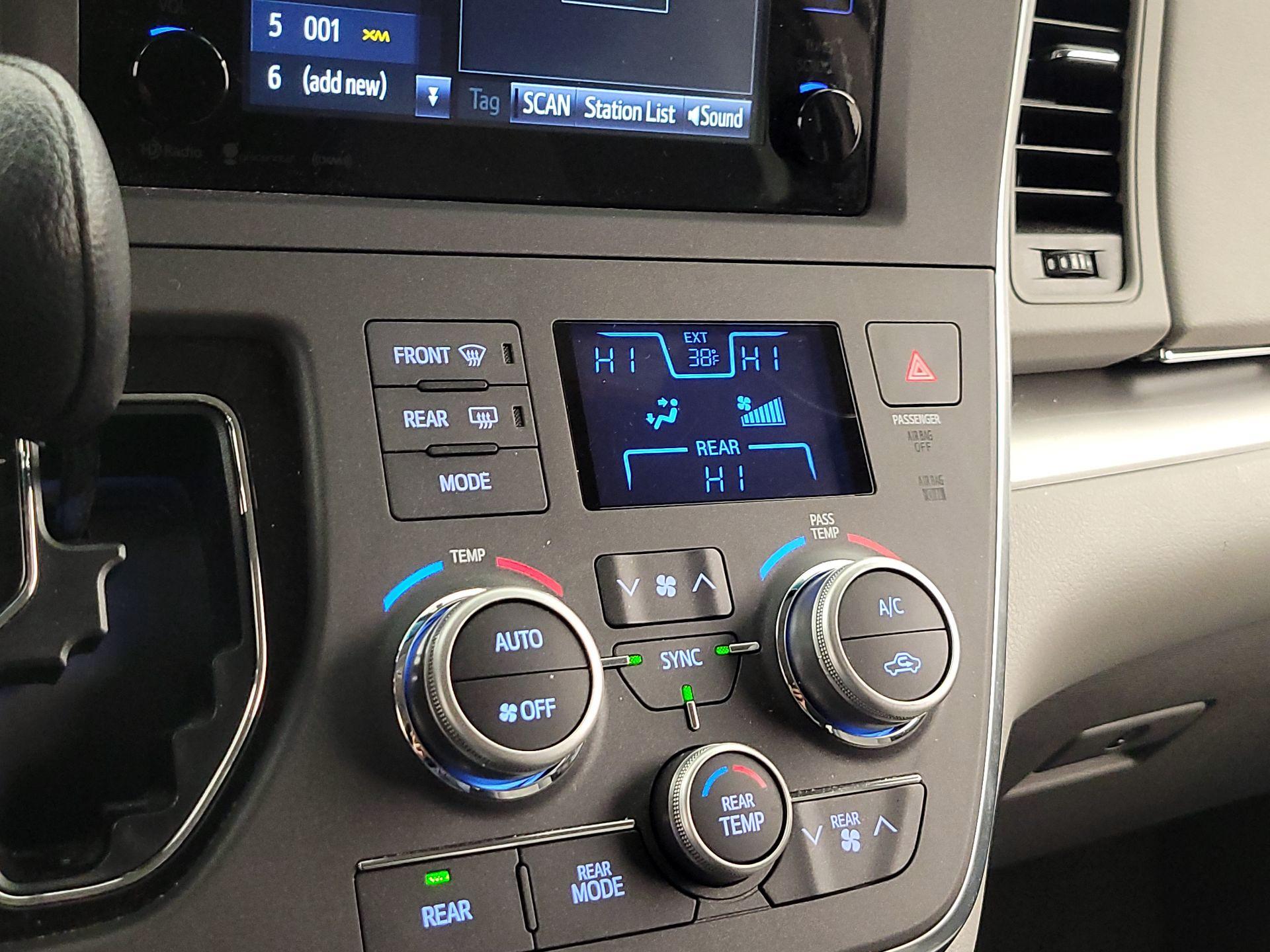 Thumbnail: 2017 Toyota Sienna - 16