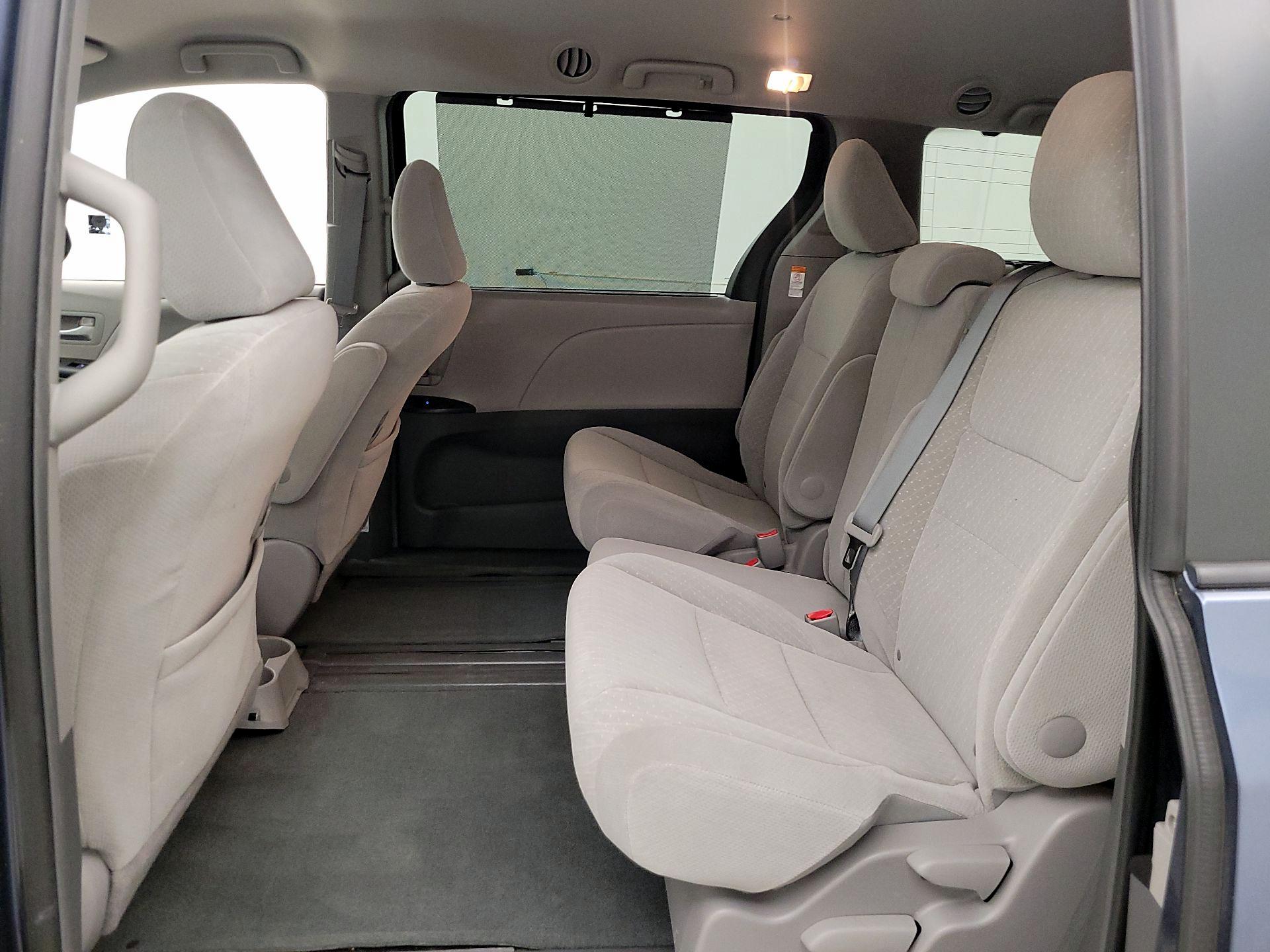 Thumbnail: 2017 Toyota Sienna - 19