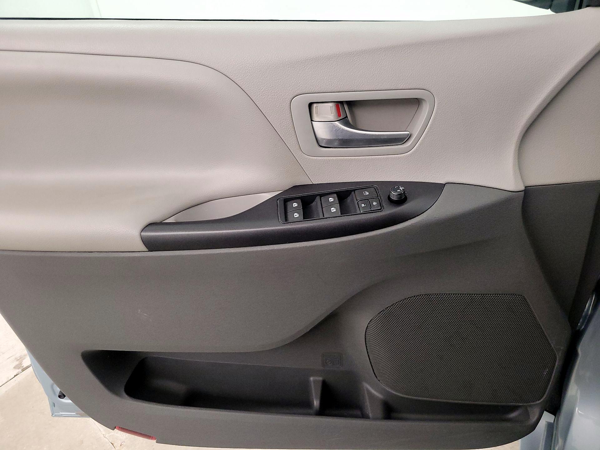 Thumbnail: 2015 Toyota Sienna - 12