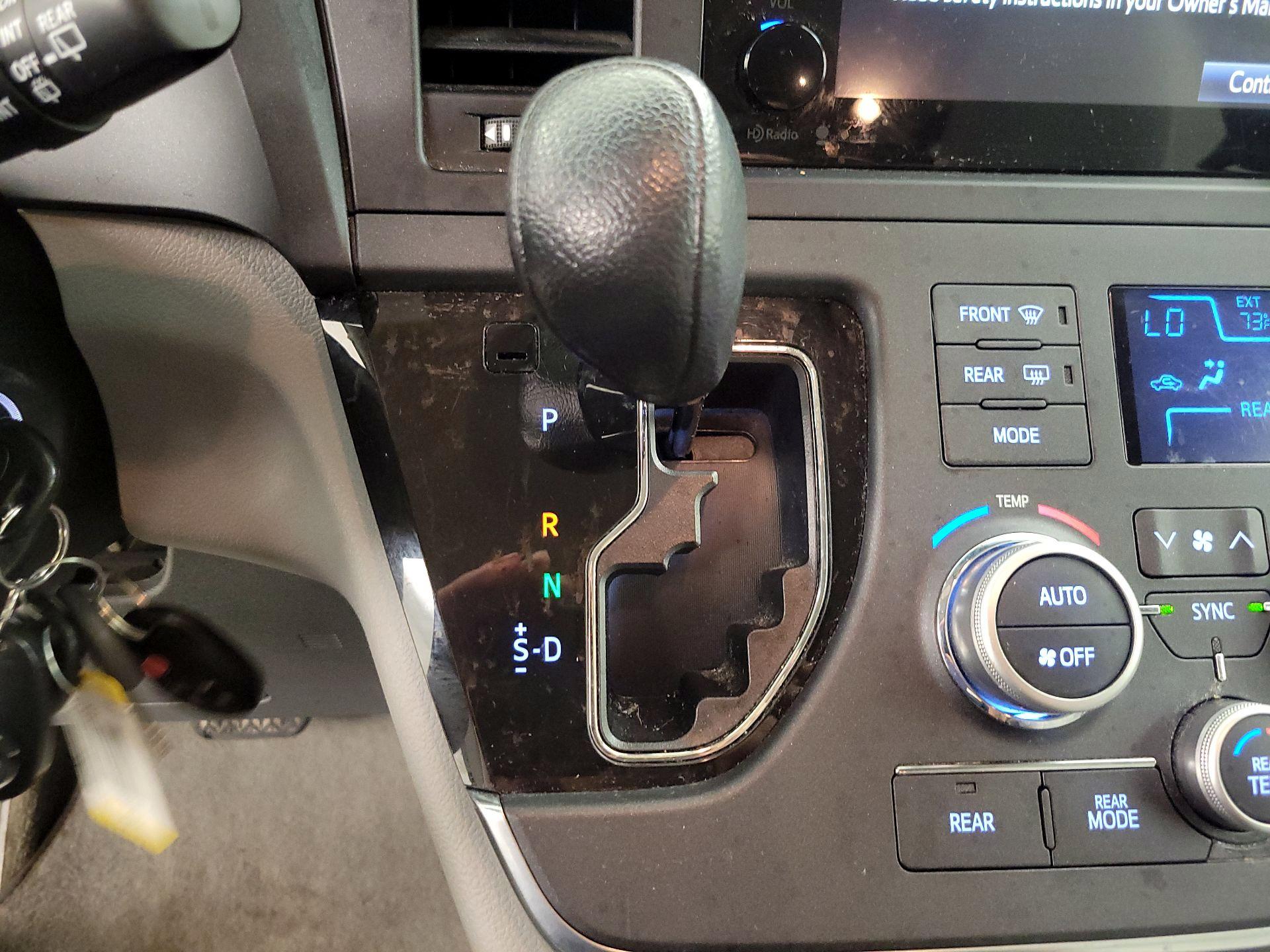 Thumbnail: 2015 Toyota Sienna - 17