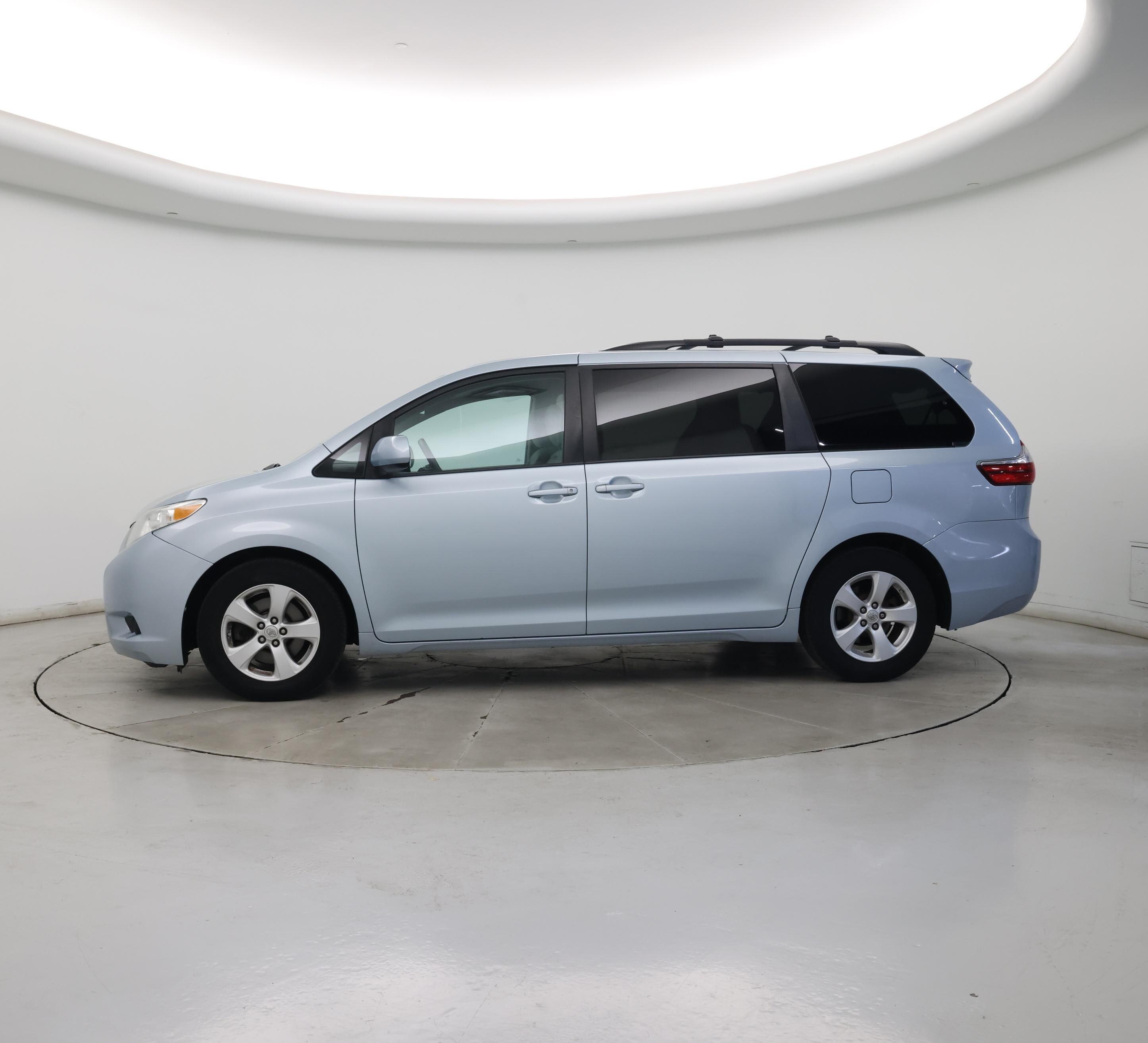 Thumbnail: 2015 Toyota Sienna - 3