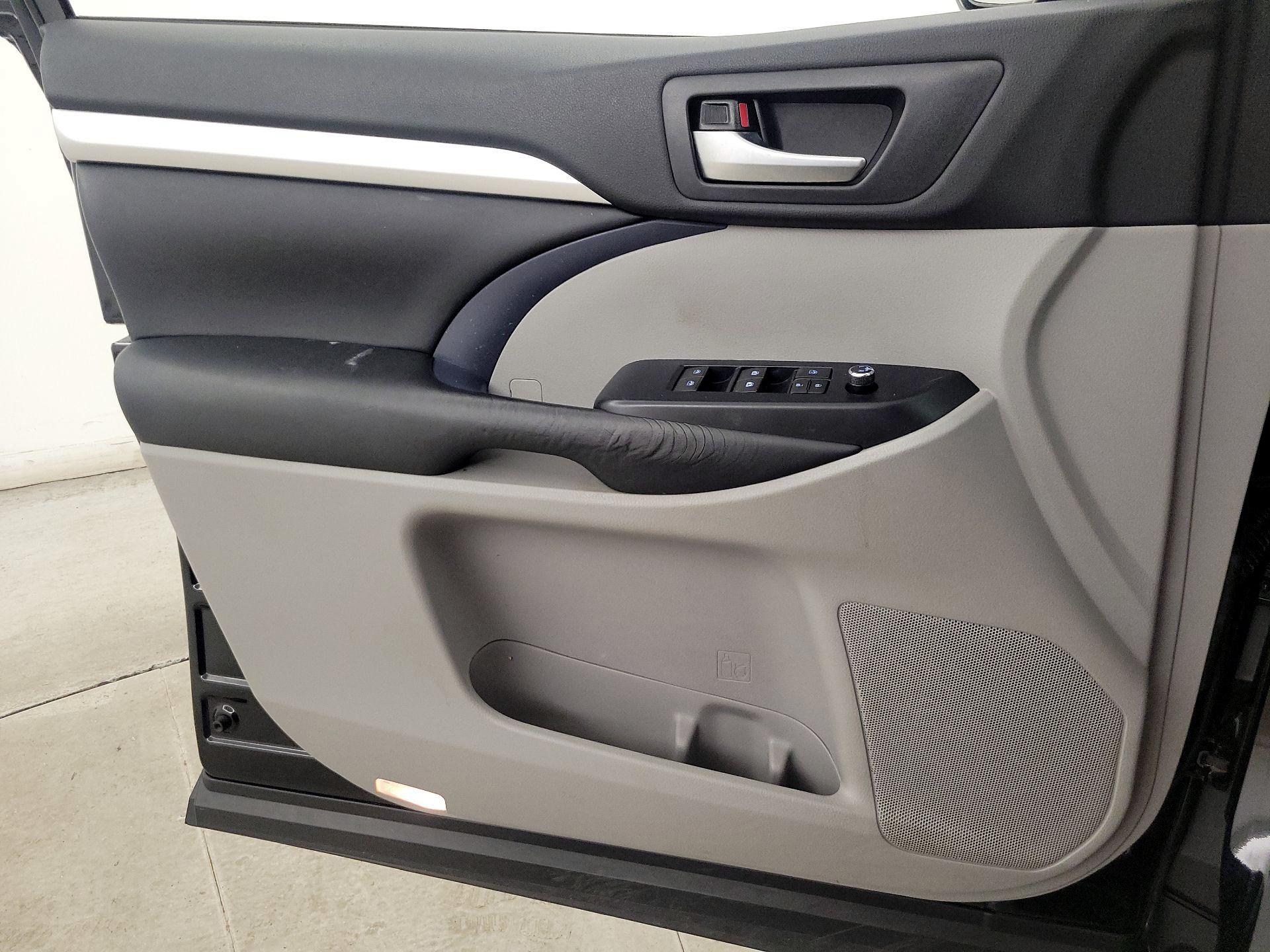 Thumbnail: 2019 Toyota Highlander - 12