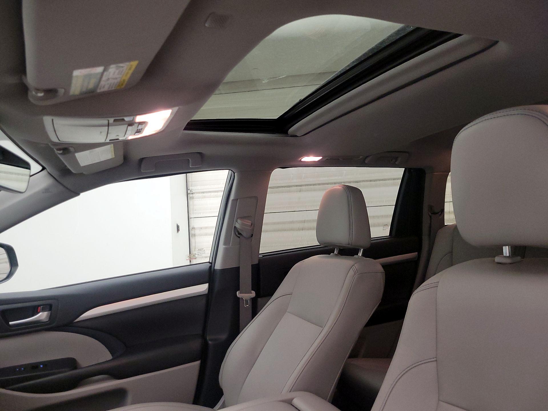 Thumbnail: 2019 Toyota Highlander - 20
