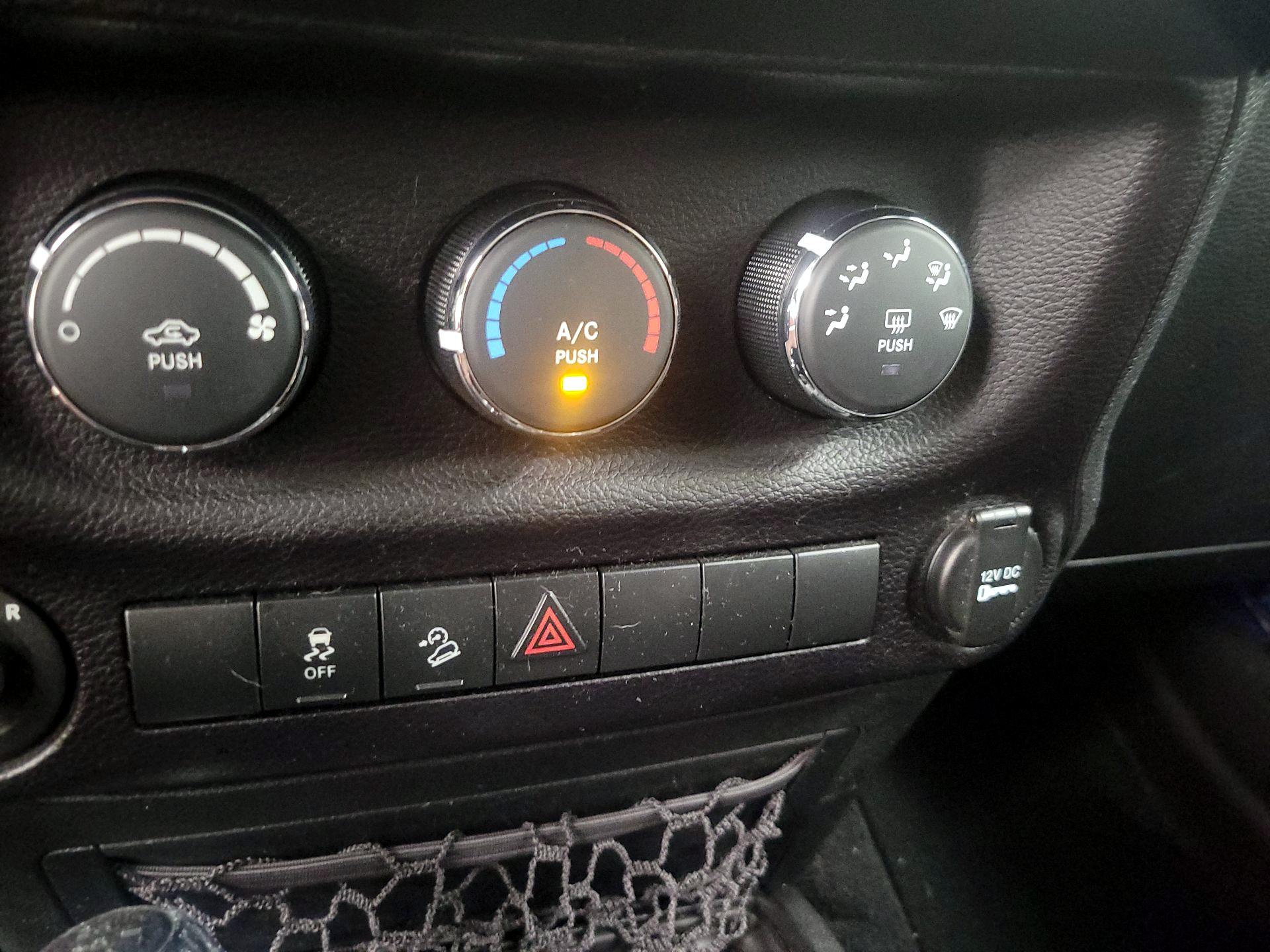 Thumbnail: 2015 Jeep Wrangler - 14