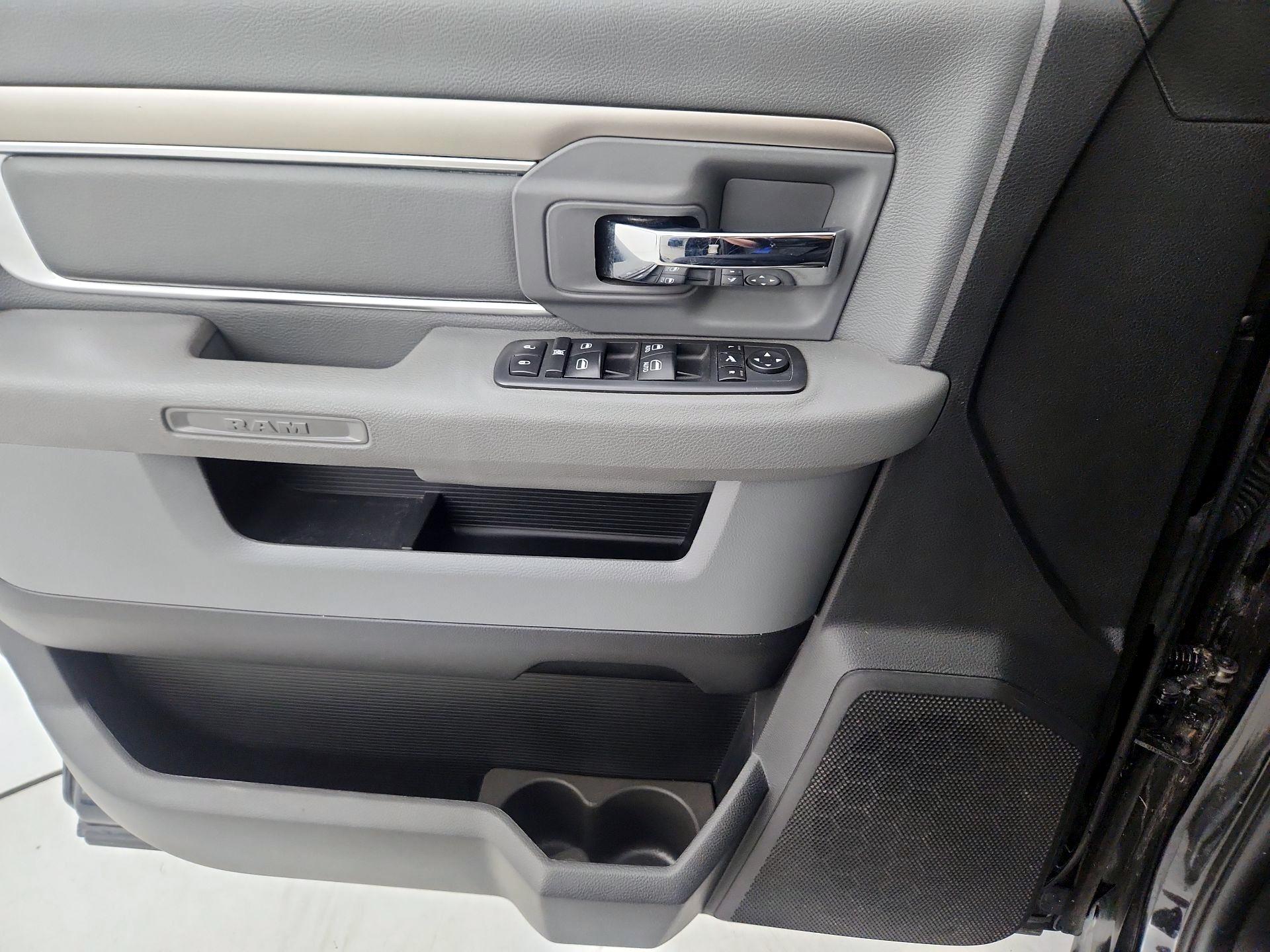 Thumbnail: 2020 RAM 1500 Classic - 12