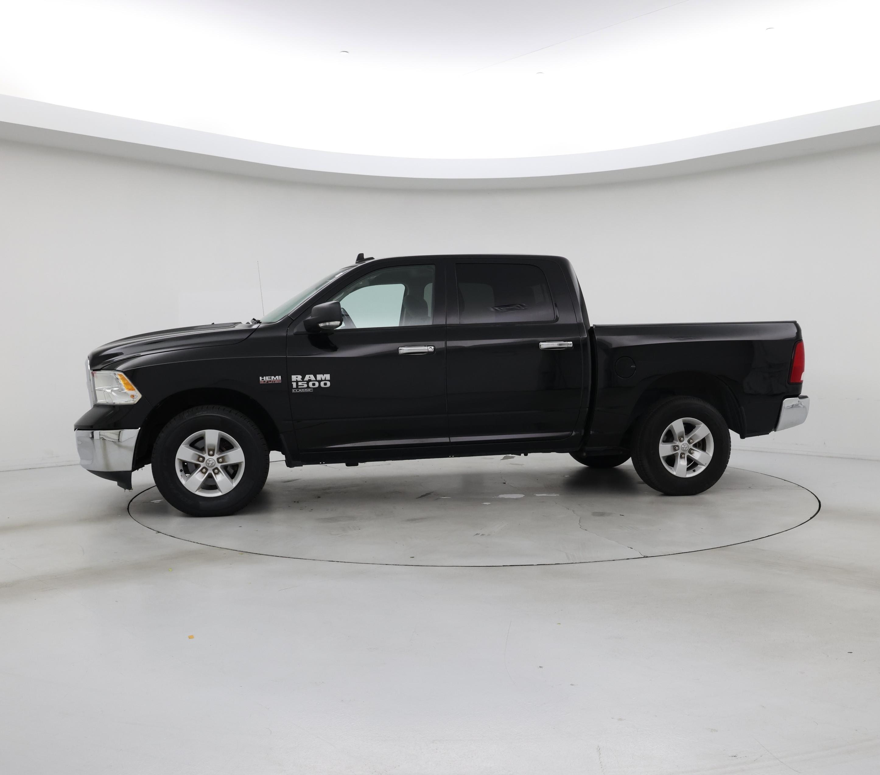 Thumbnail: 2020 RAM 1500 Classic - 3