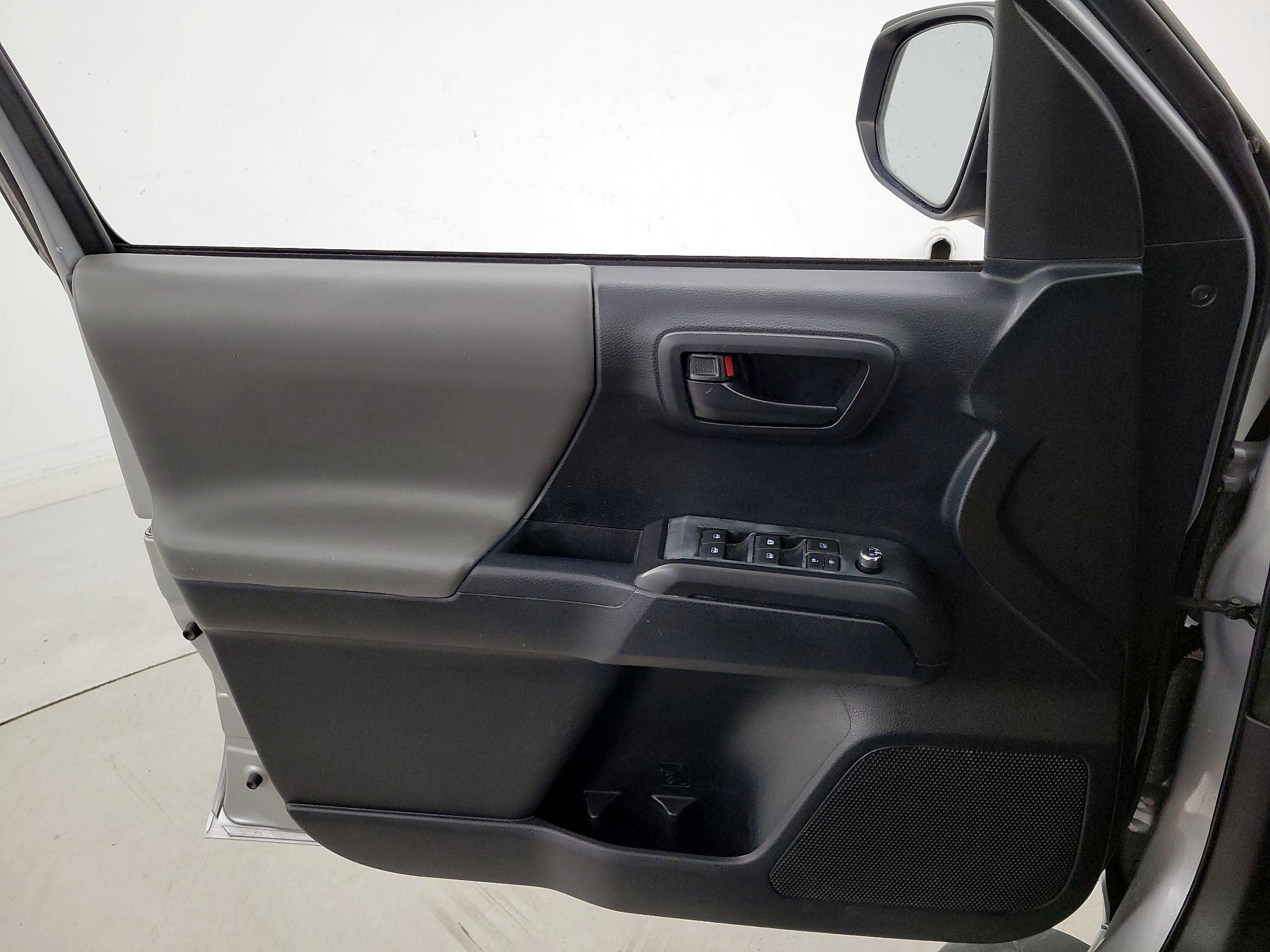 Thumbnail: 2016 Toyota Tacoma - 12