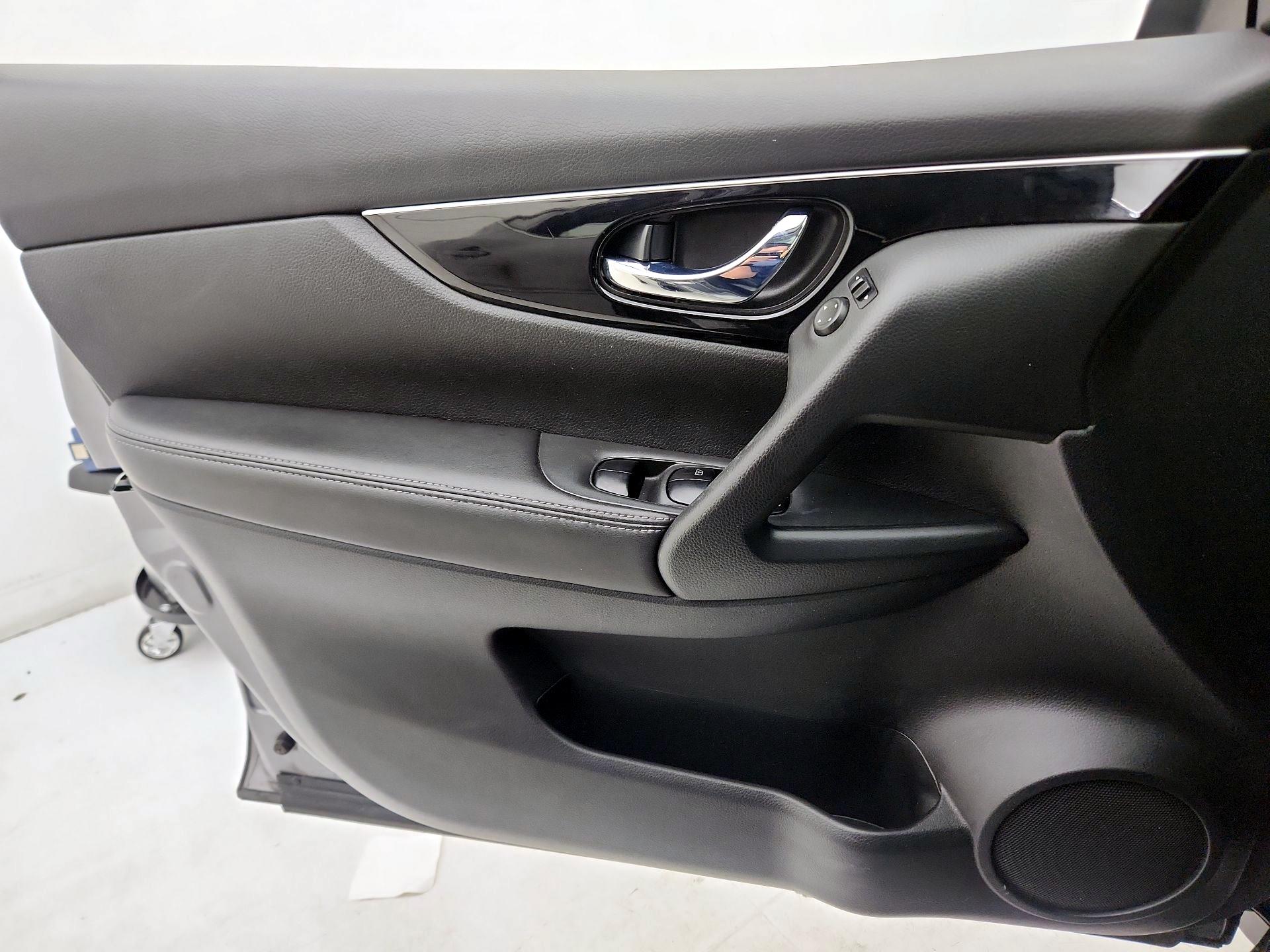 Thumbnail: 2017 Nissan Rogue Sport - 12
