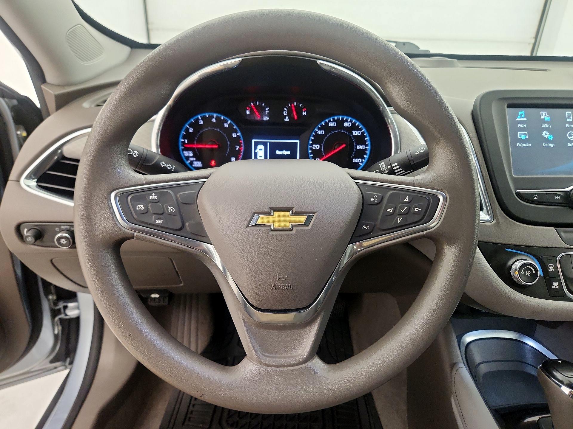 Thumbnail: 2017 Chevrolet Malibu - 10