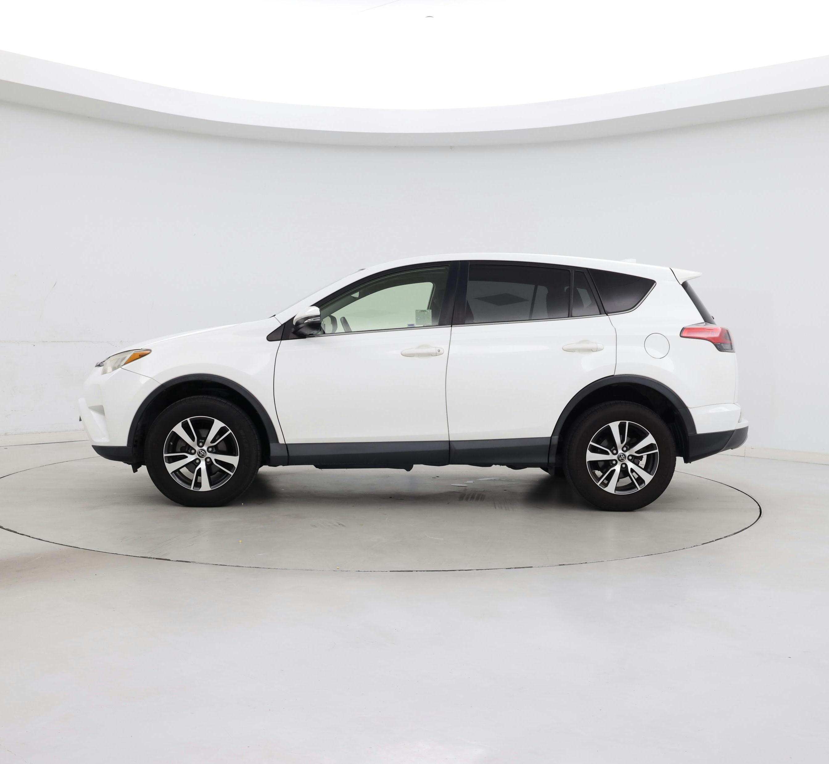 Thumbnail: 2018 Toyota RAV4 - 3