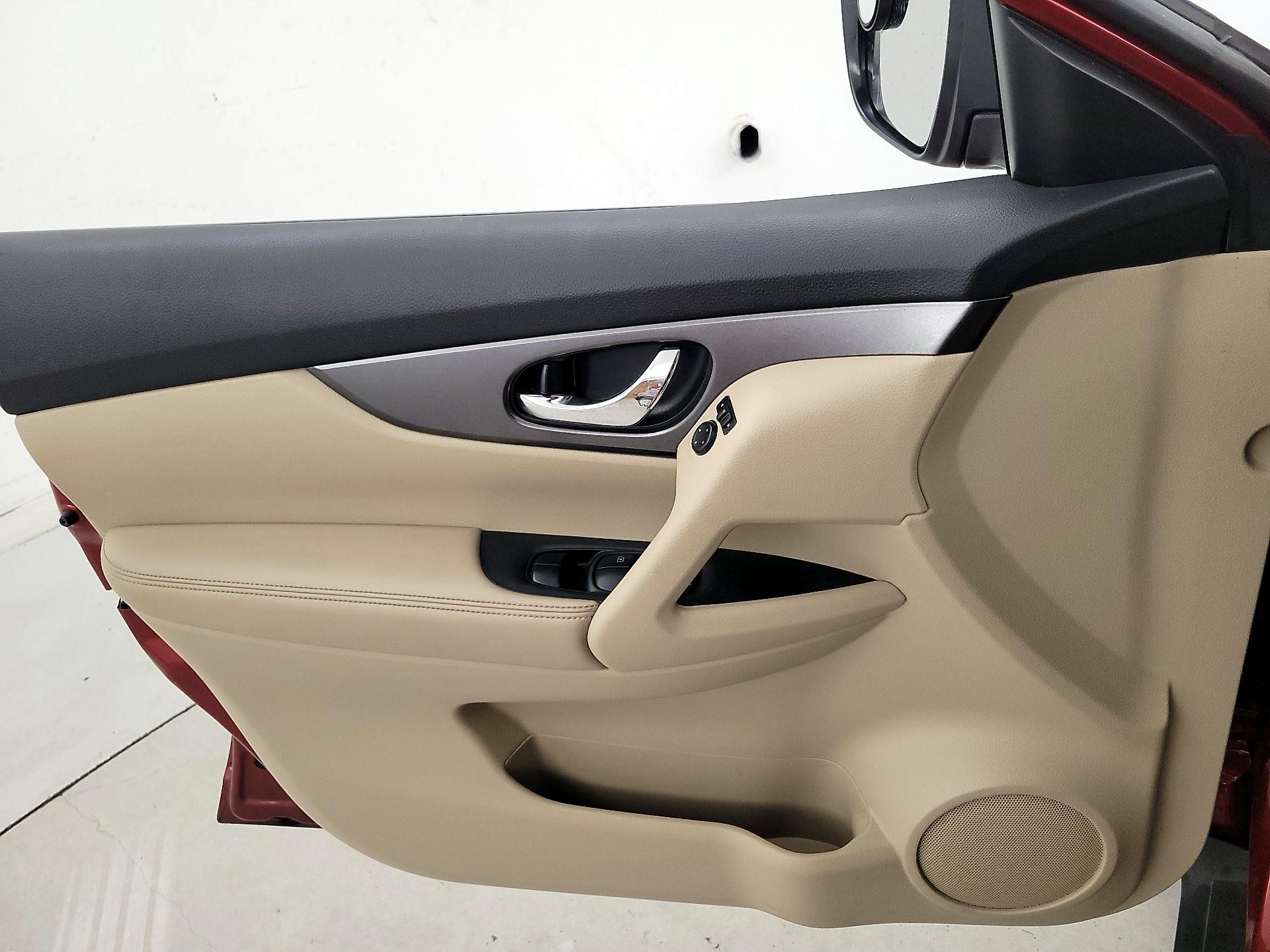 Thumbnail: 2015 Nissan Rogue - 12