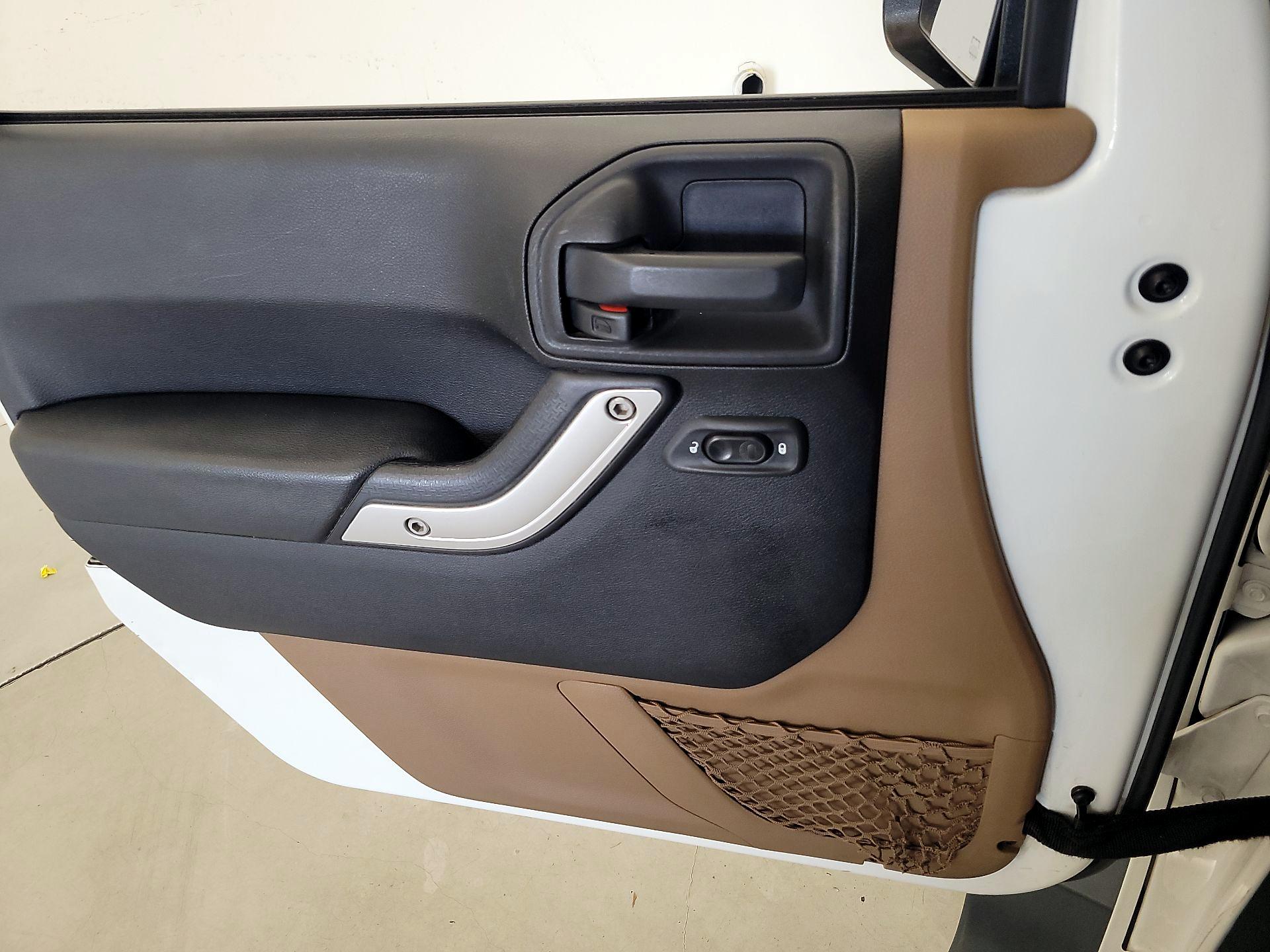 Thumbnail: 2015 Jeep Wrangler - 12