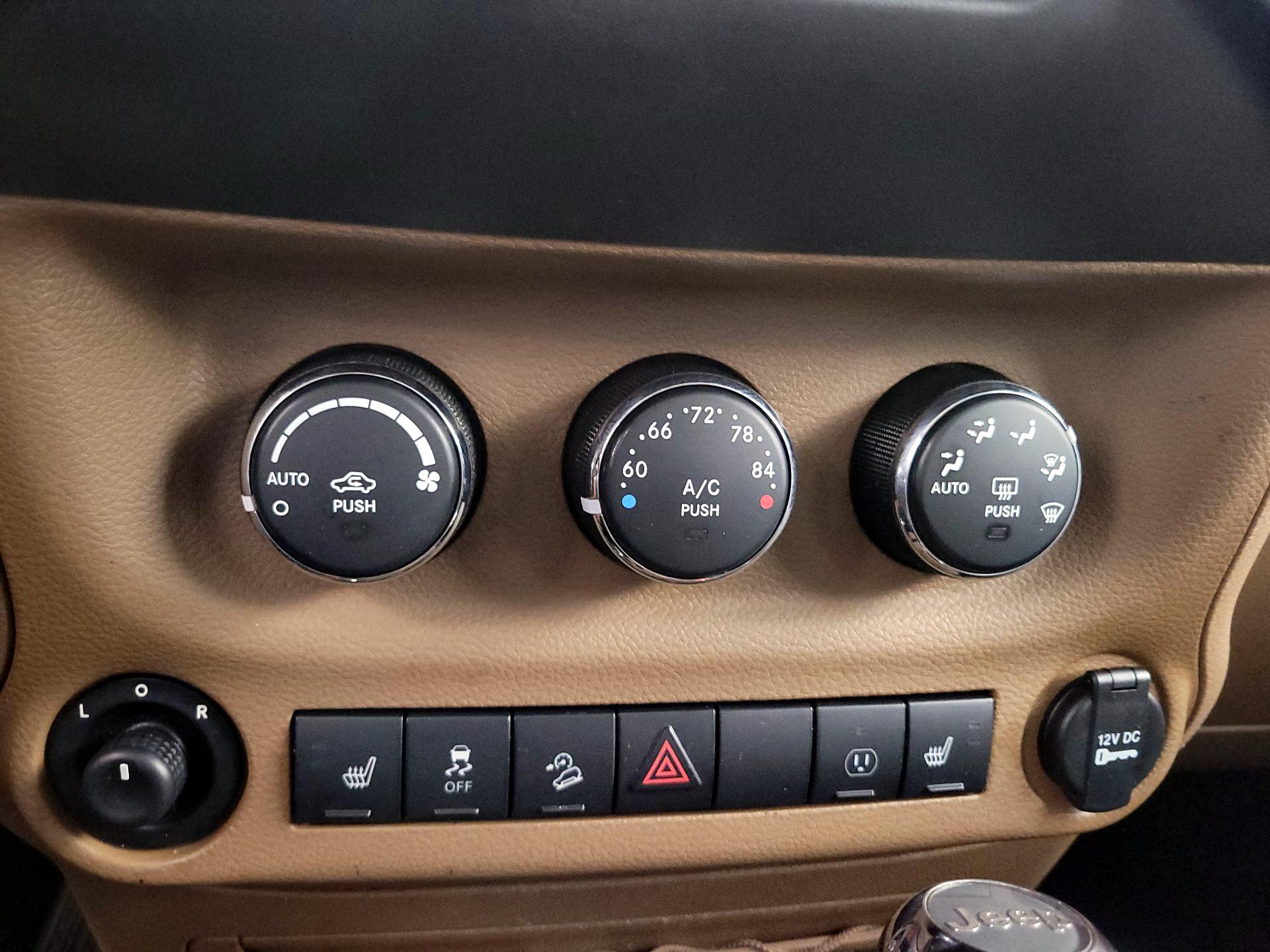 Thumbnail: 2015 Jeep Wrangler - 15