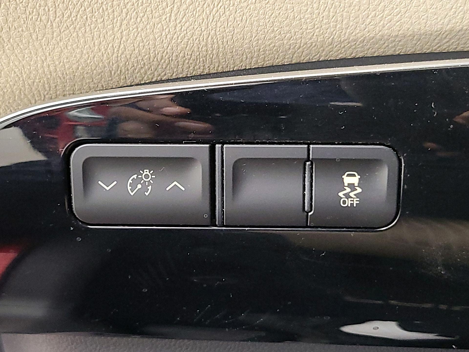 Thumbnail: 2016 Toyota Prius - 13