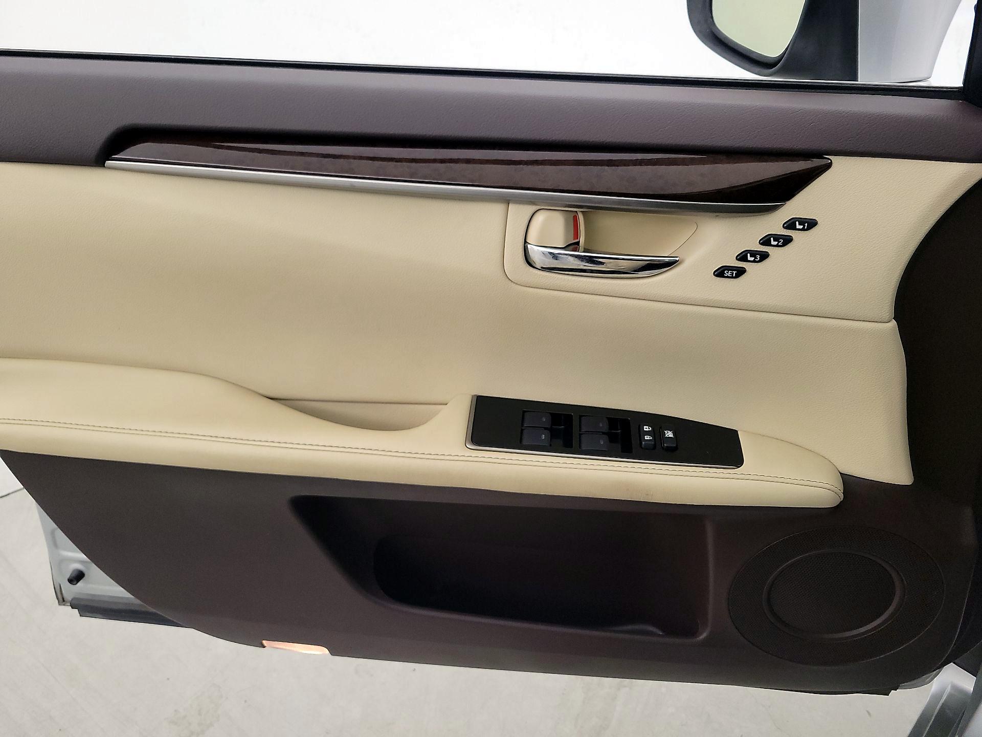 Thumbnail: 2016 Lexus ES - 12