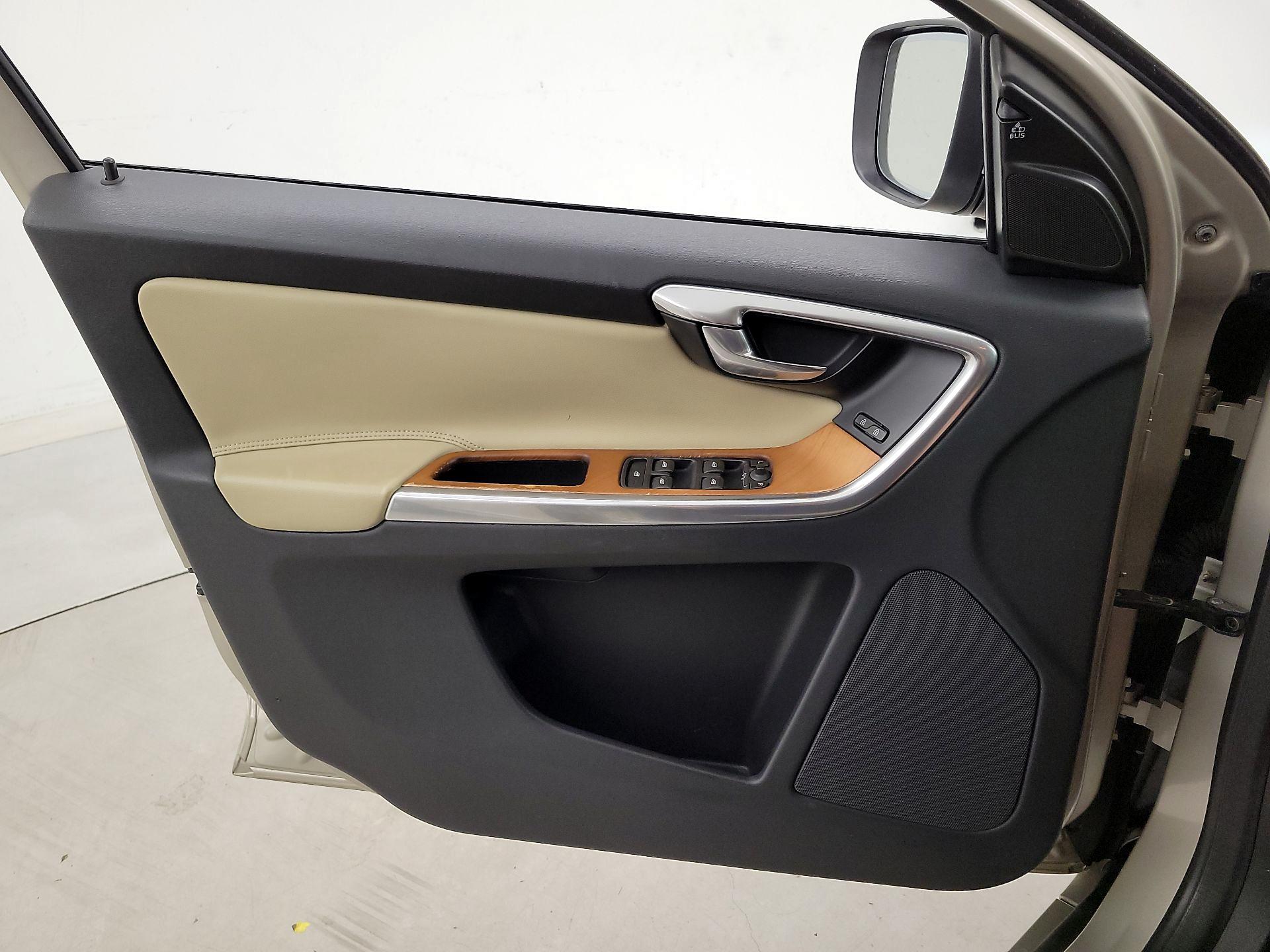 Thumbnail: 2017 Volvo XC60 - 12