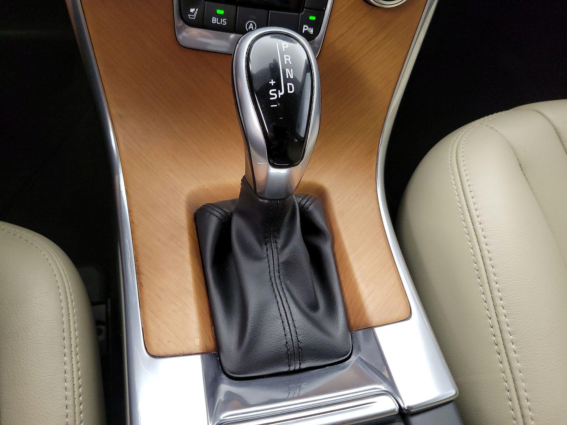 Thumbnail: 2017 Volvo XC60 - 17