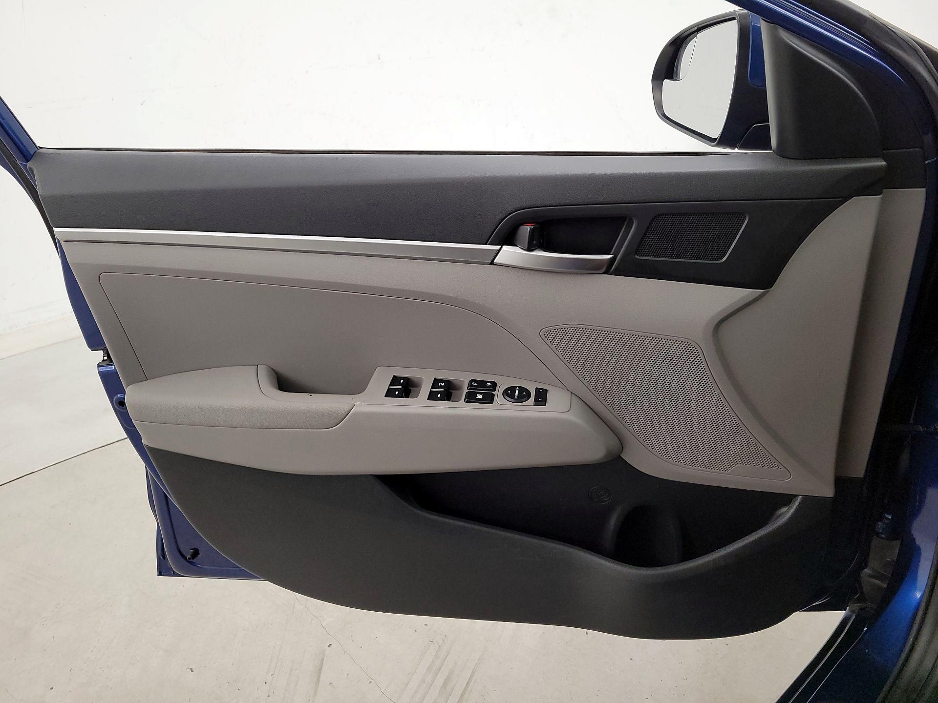 Thumbnail: 2020 Hyundai Elantra - 12