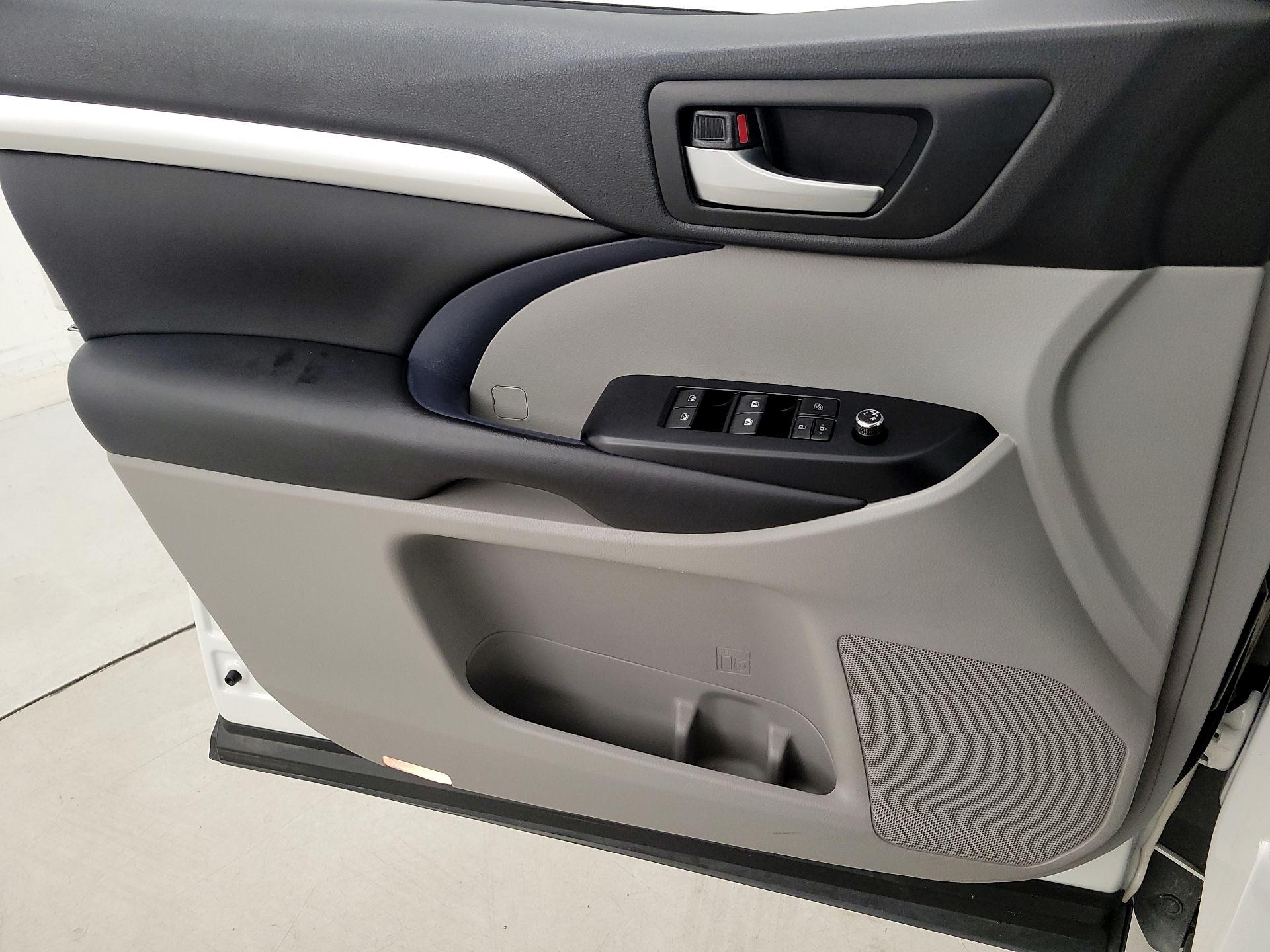 Thumbnail: 2019 Toyota Highlander - 12