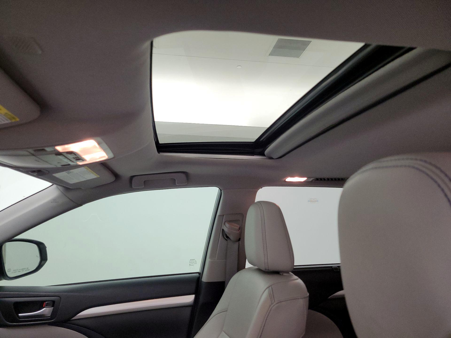 Thumbnail: 2019 Toyota Highlander - 20