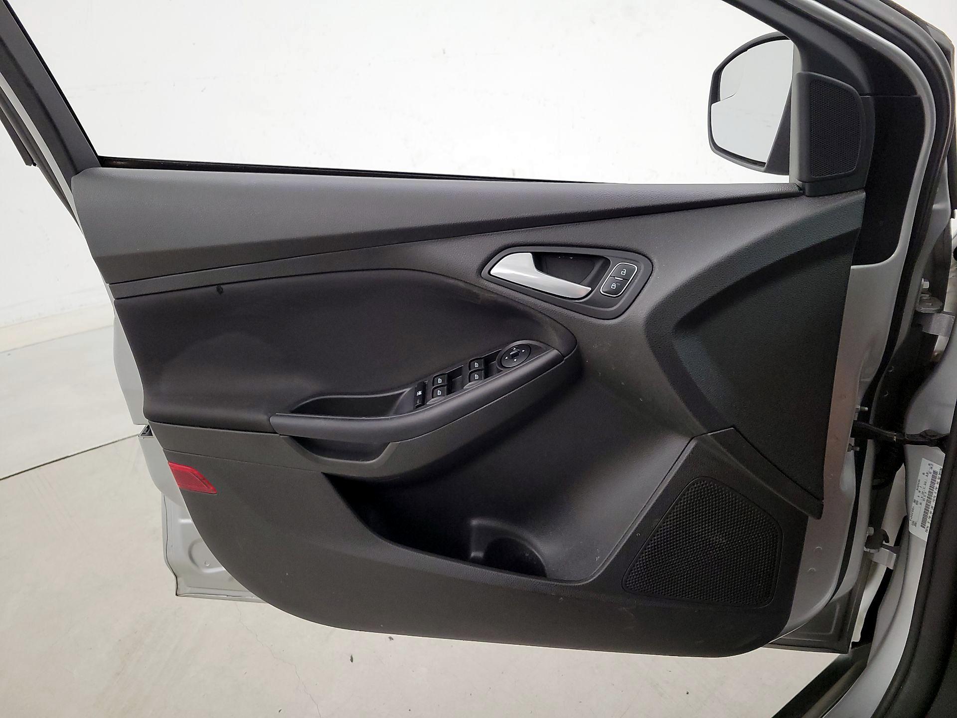 Thumbnail: 2015 Ford Focus - 12