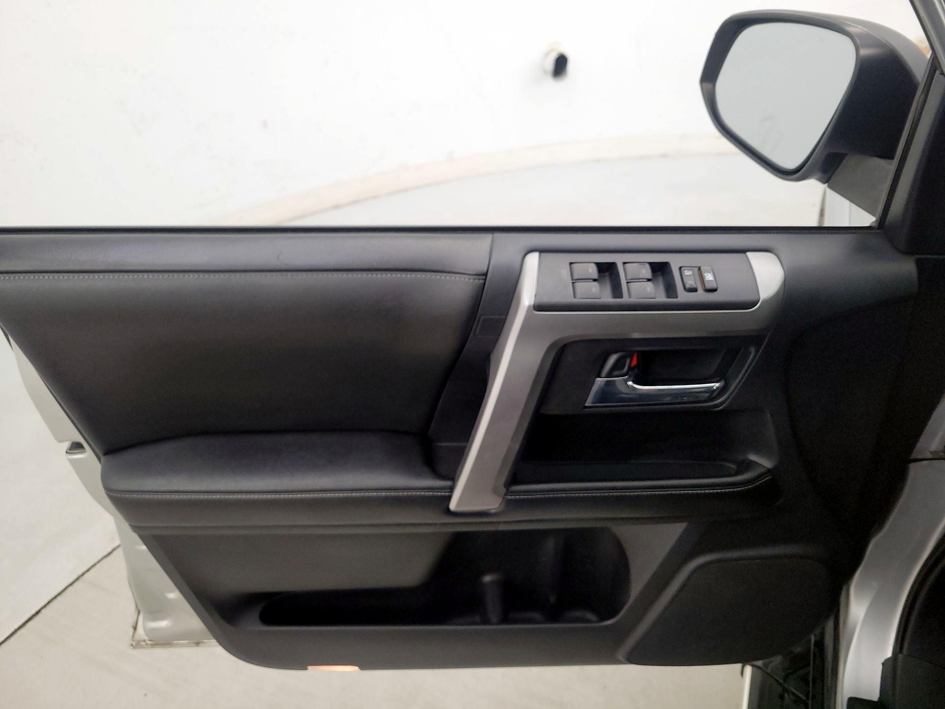Thumbnail: 2015 Toyota 4Runner - 12