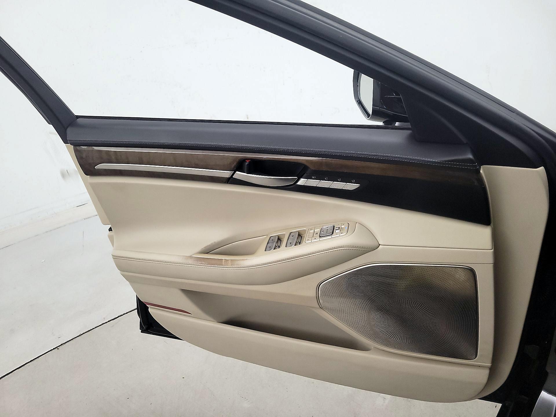 Thumbnail: 2017 Genesis G90 - 12