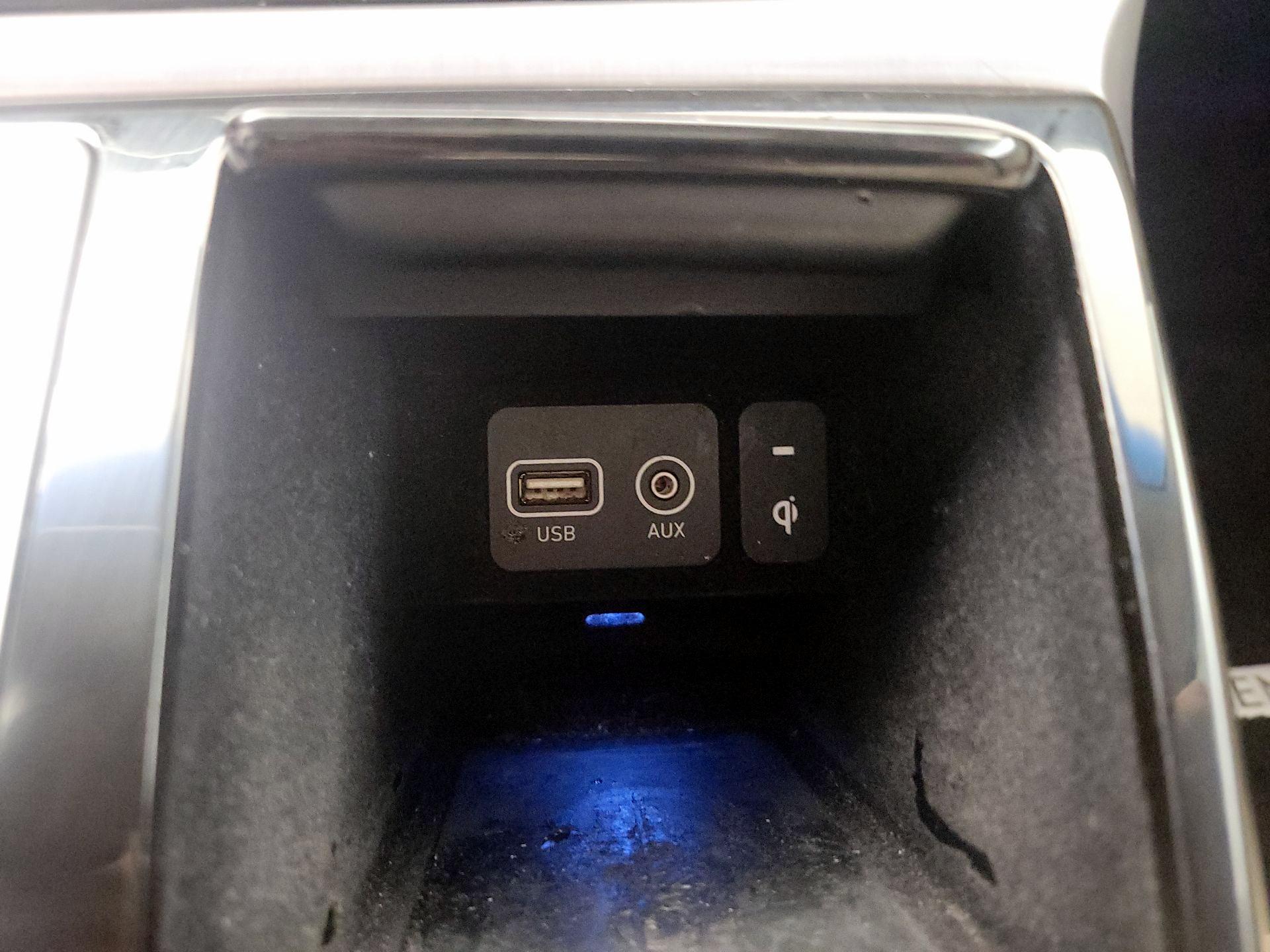 Thumbnail: 2017 Genesis G90 - 19