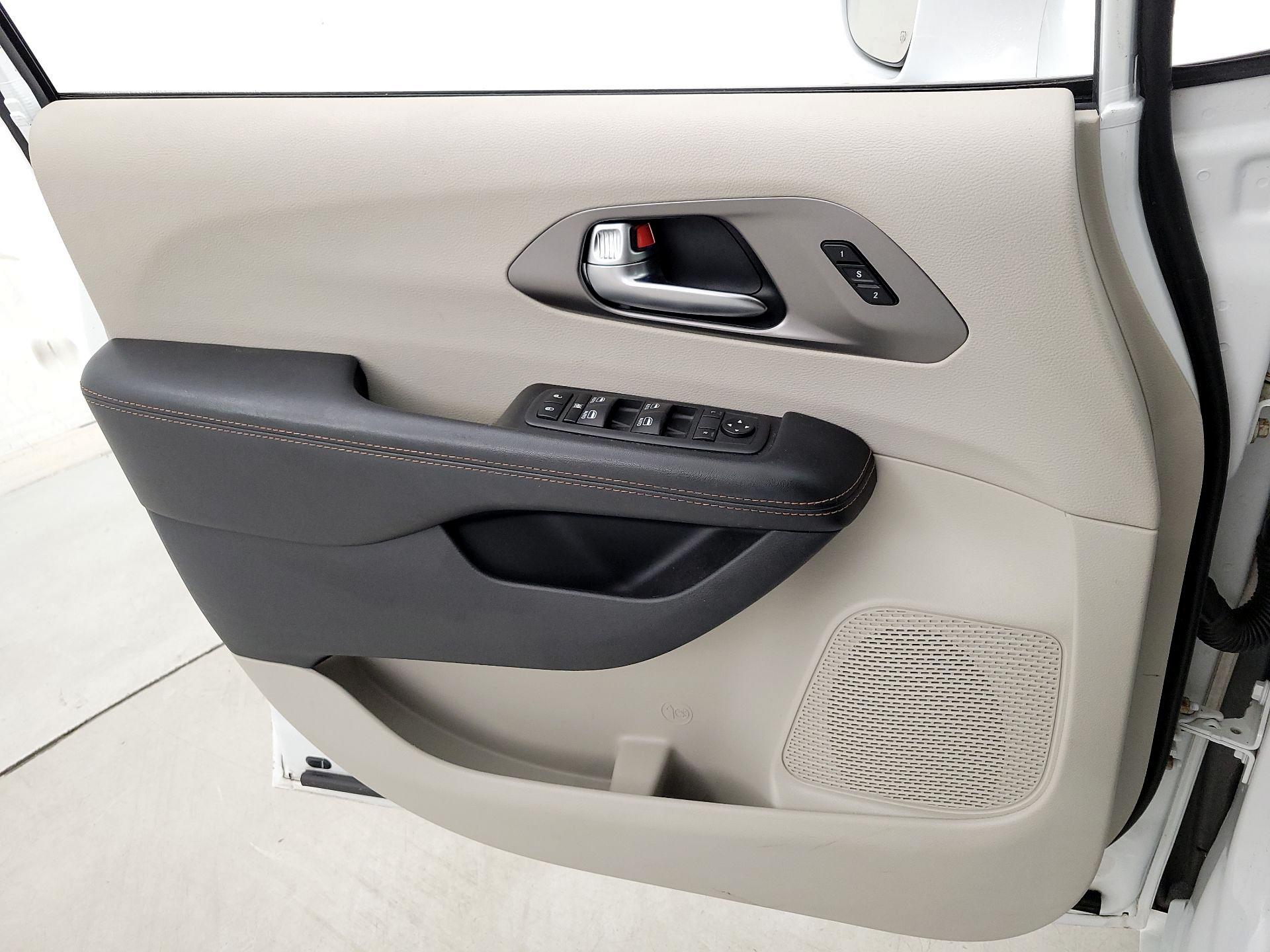 Thumbnail: 2020 Chrysler Pacifica - 12
