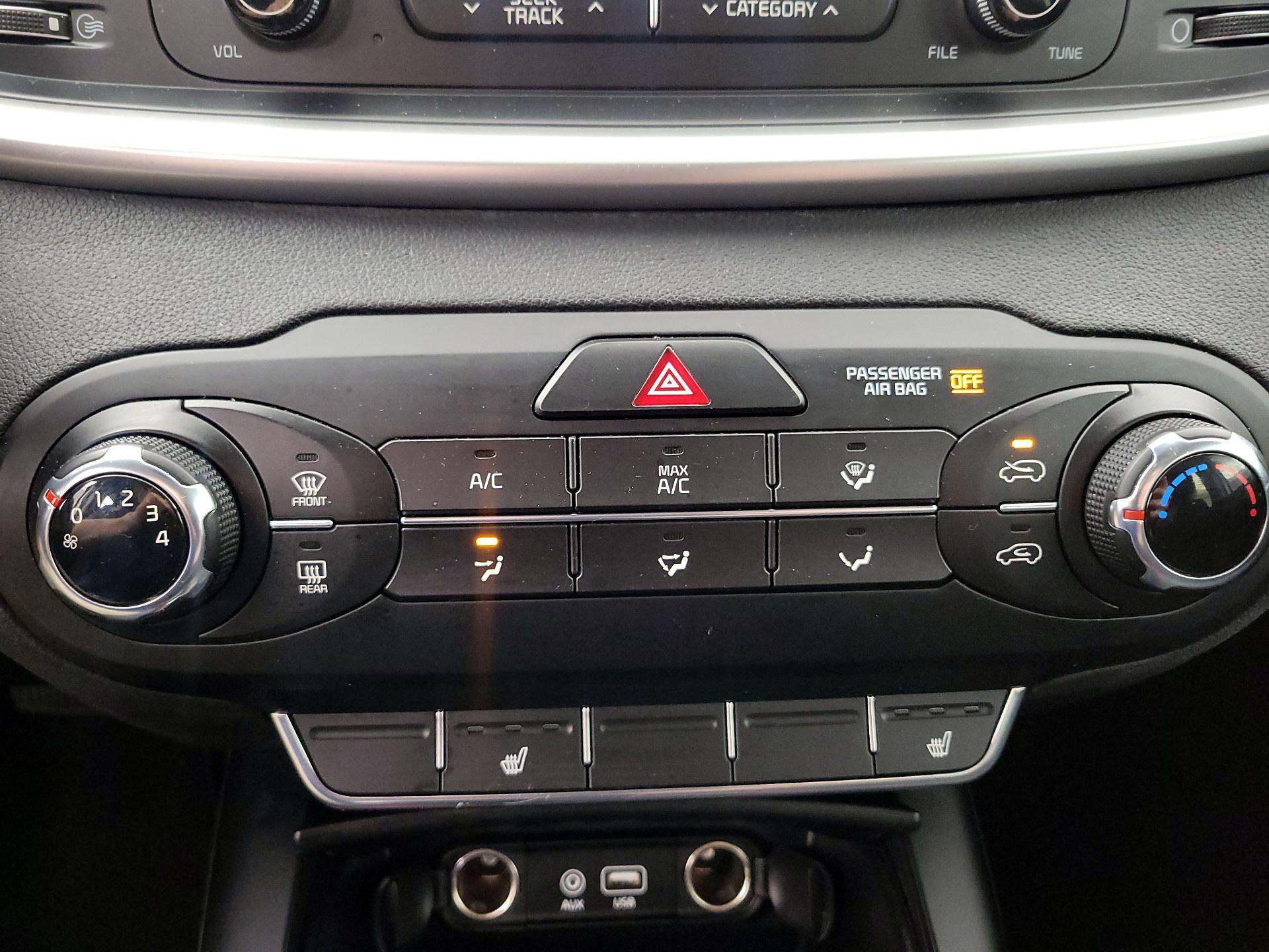 Thumbnail: 2016 Kia Sorento - 16