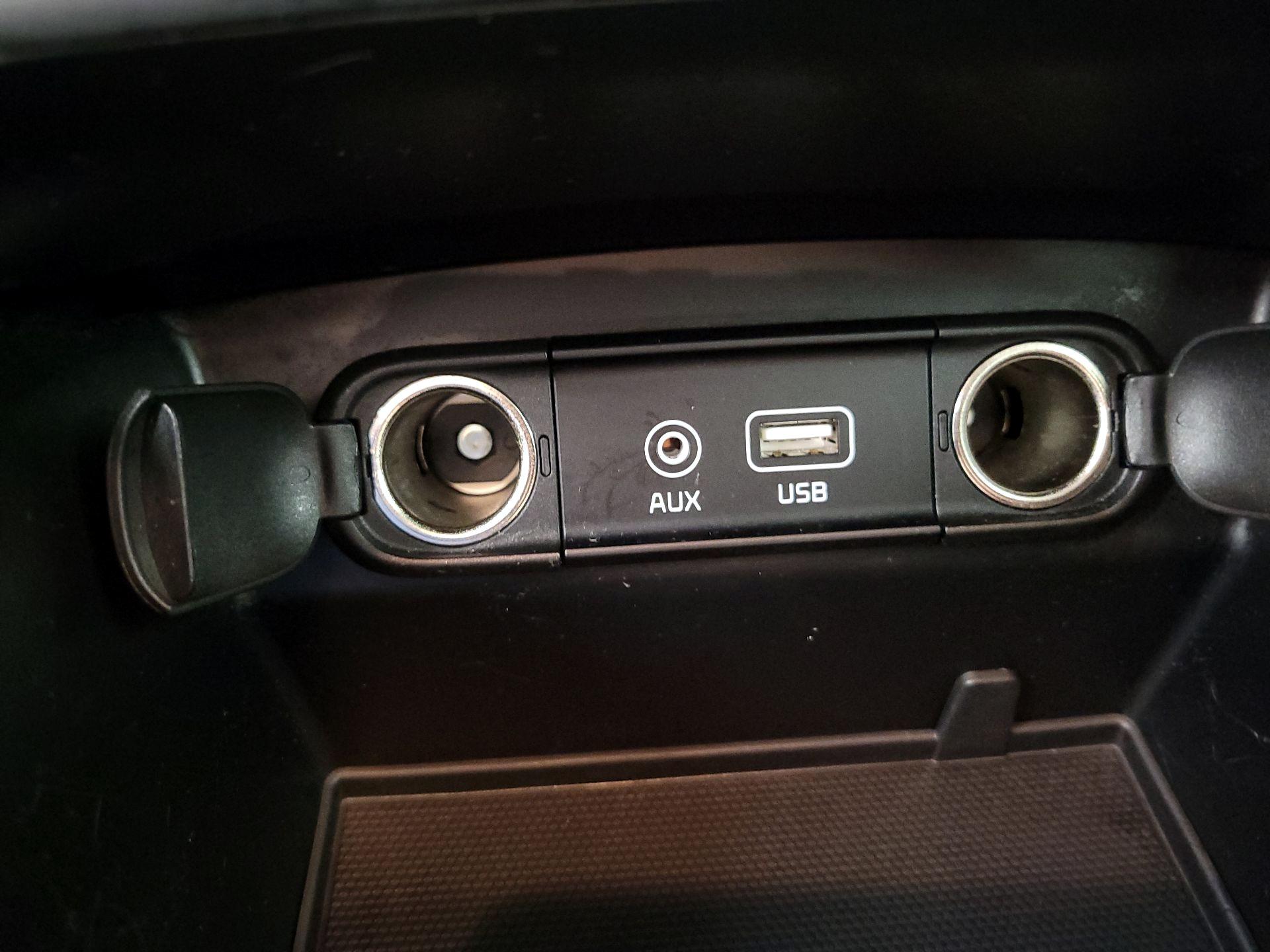 Thumbnail: 2016 Kia Sorento - 18